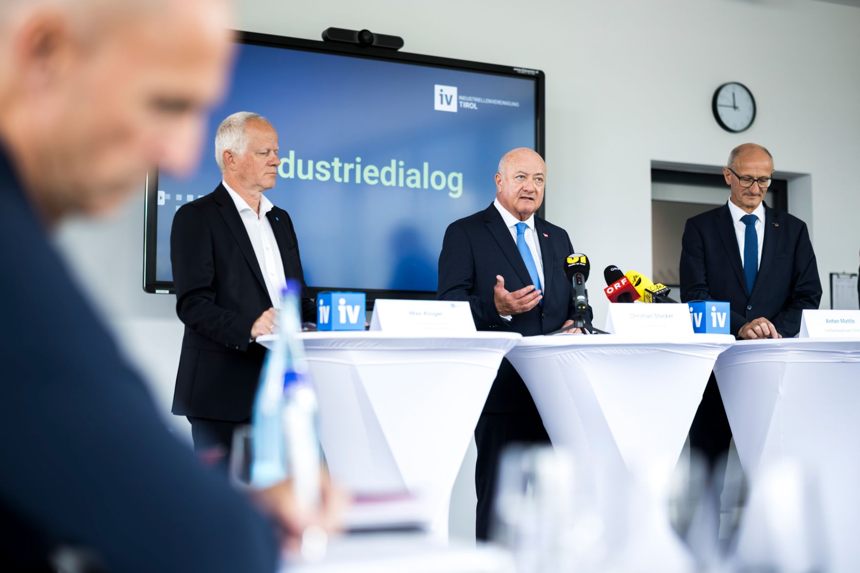 Am 12. Mai 2026 nahm Bundeskanzler Christian Stocker im Rahmen seines Bundesl&auml;ndertages an einem Industriedialog teil. Im Bild (v.l.n.r.) Max Kloger, Pr&auml;sident der Industriellenvereinigung Tirol, Bundeskanzler Christian Stocker und Landeshauptmann Anton Mattle.