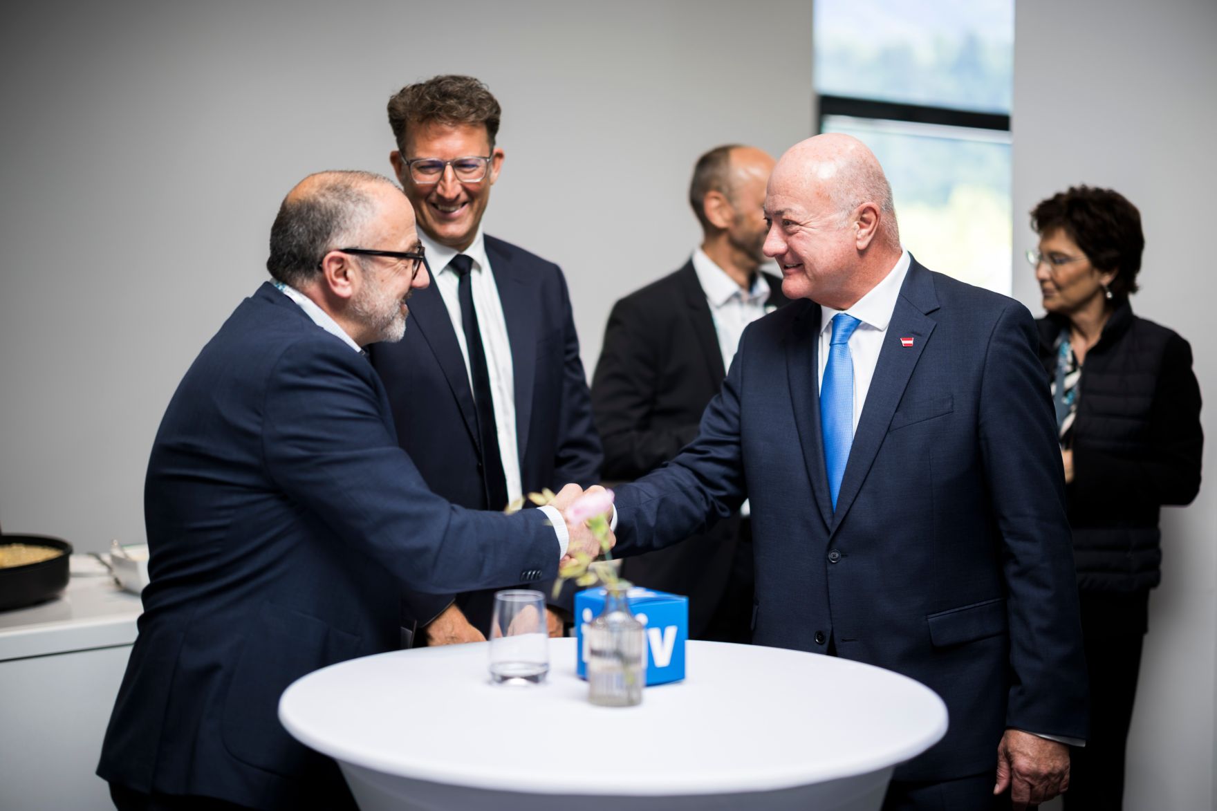 Am 12. Mai 2026 nahm Bundeskanzler Christian Stocker (r.) im Rahmen seines Bundesl&auml;ndertages an einem Industriedialog teil.