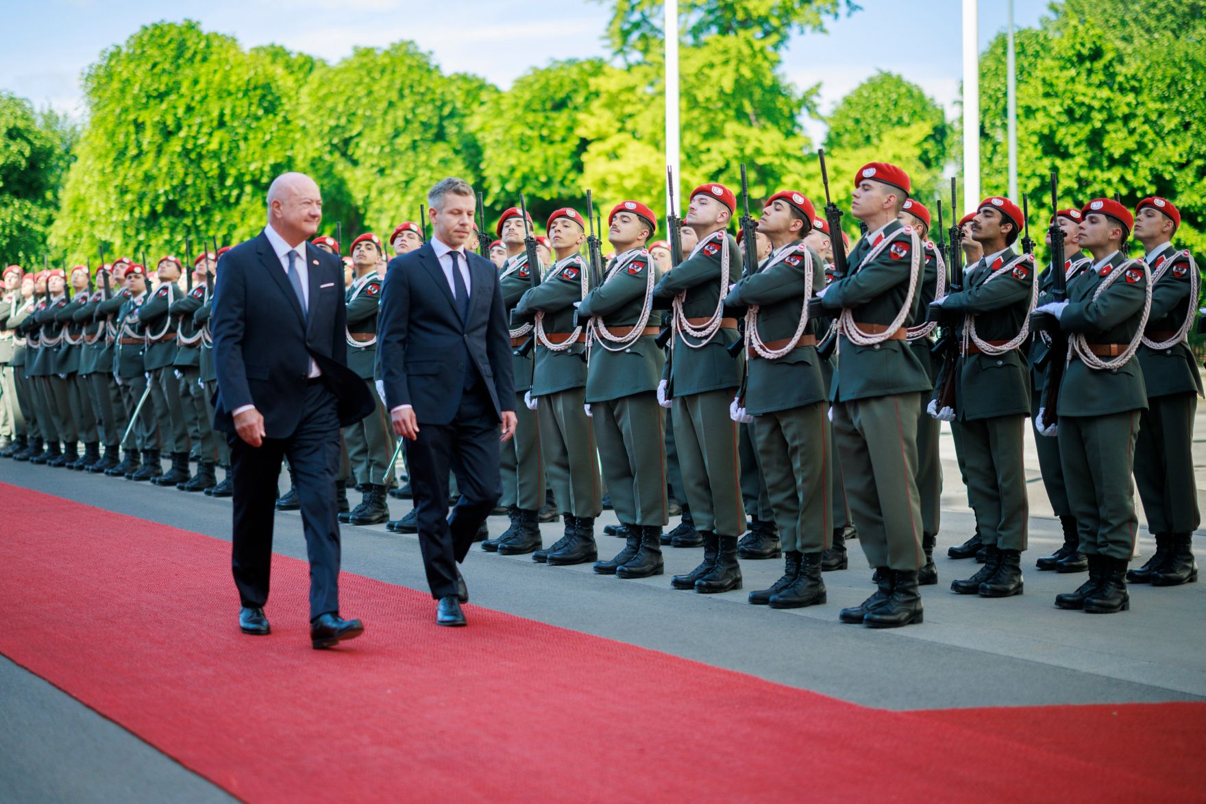 Am 21. Mai 2026 empfing Bundeskanzler Christian Stocker (l.) den Premierminister von Ungarn Peter Magyar (r.) zu einem Arbeitsbesuch im Bundeskanzleramt.