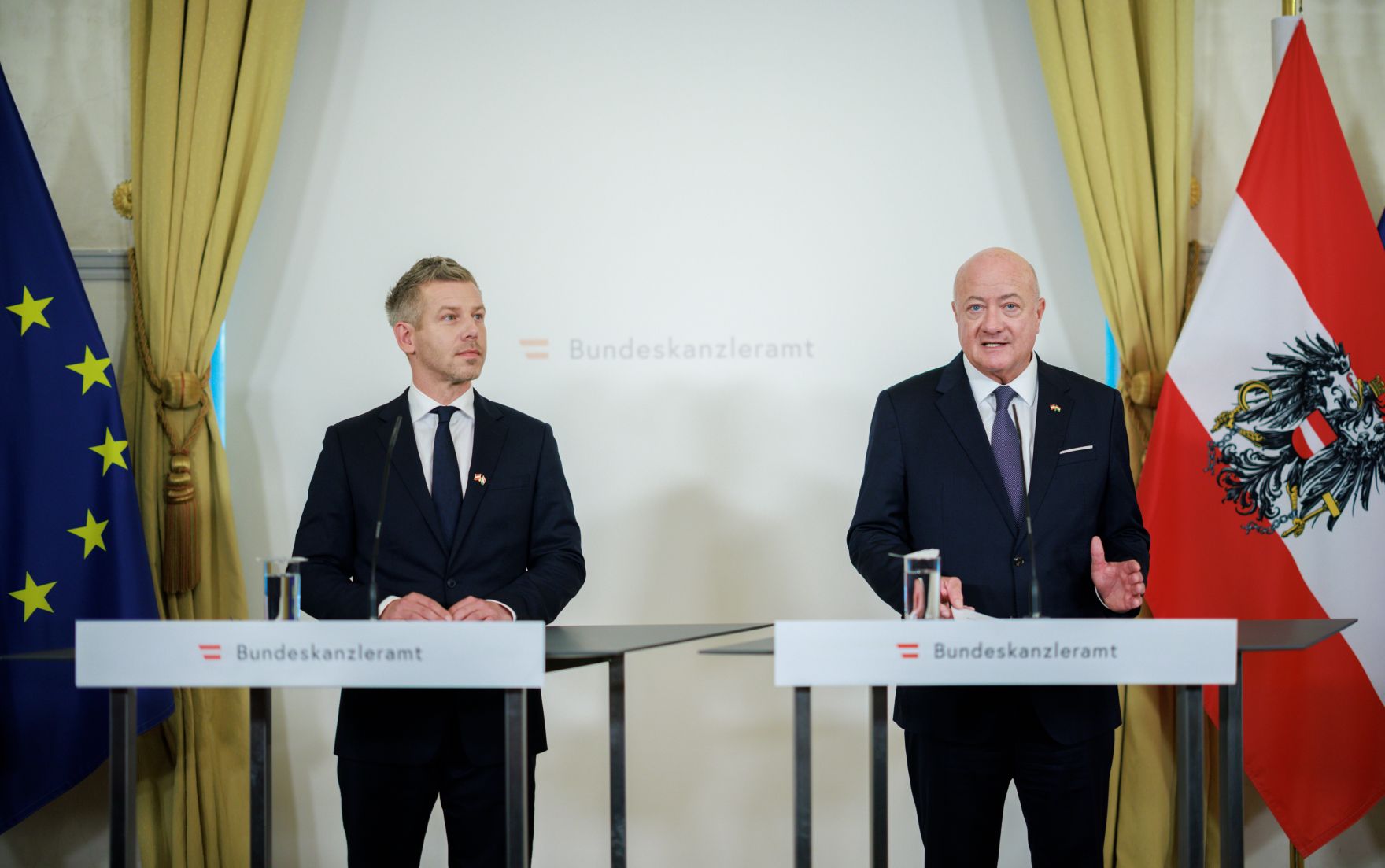 Am 21. Mai 2026 empfing Bundeskanzler Christian Stocker (r.) den Premierminister von Ungarn Peter Magyar (l.) zu einem Arbeitsbesuch im Bundeskanzleramt. Im Bild bei einer gemeinsamen Pressekonferenz.