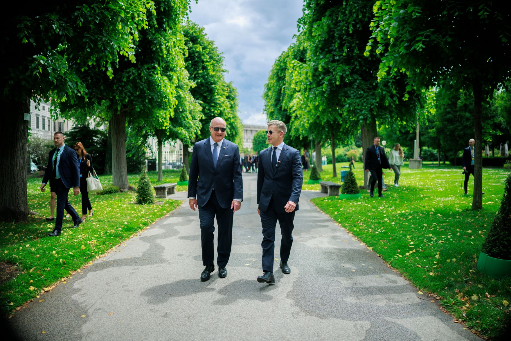 Am 21. Mai 2026 empfing Bundeskanzler Christian Stocker (m.l.) den Premierminister von Ungarn Peter Magyar (m.r.) zu einem Arbeitsbesuch im Bundeskanzleramt.