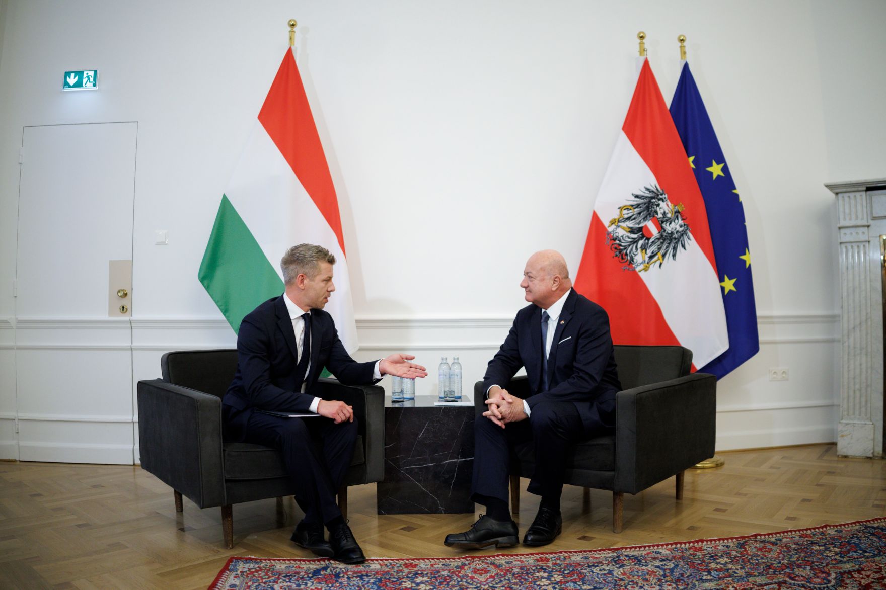 Am 21. Mai 2026 empfing Bundeskanzler Christian Stocker (r.) den Premierminister von Ungarn Peter Magyar (l.) zu einem Arbeitsbesuch im Bundeskanzleramt.