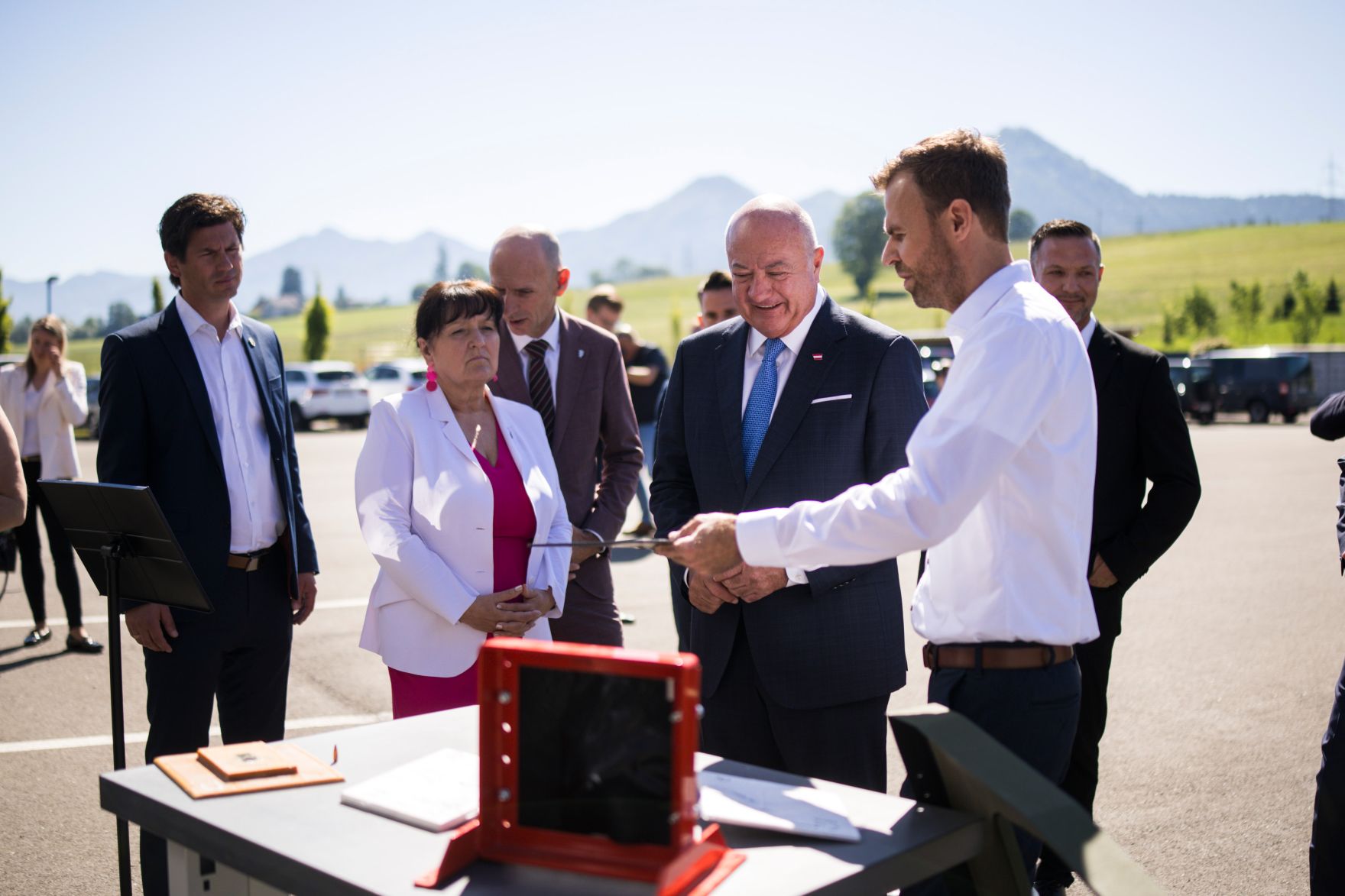 Am 26. Mai 2026 besuchte Bundeskanzler Christian Stocker (3.v.r.) im Rahmen seines Bundesl&auml;ndertages die Hintsteiner Group GmbH.
