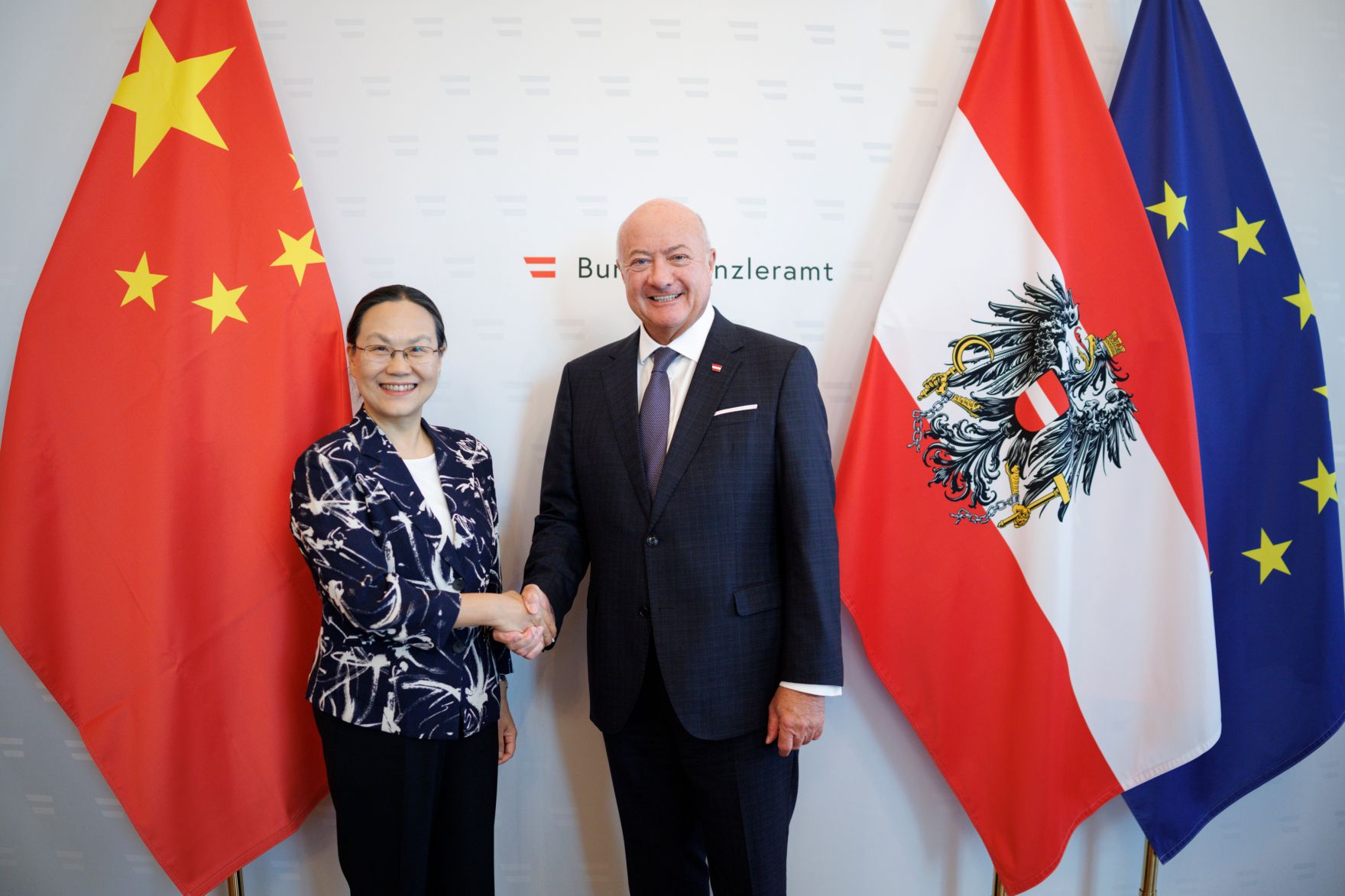 Am 28. Mai 2026 empfing Bundeskanzler Christian Stocker (r.) die Botschafterin der Volksrepublik China Qi Mei (l.) zu einem Arbeitsgespr&auml;ch im Bundeskanzleramt.