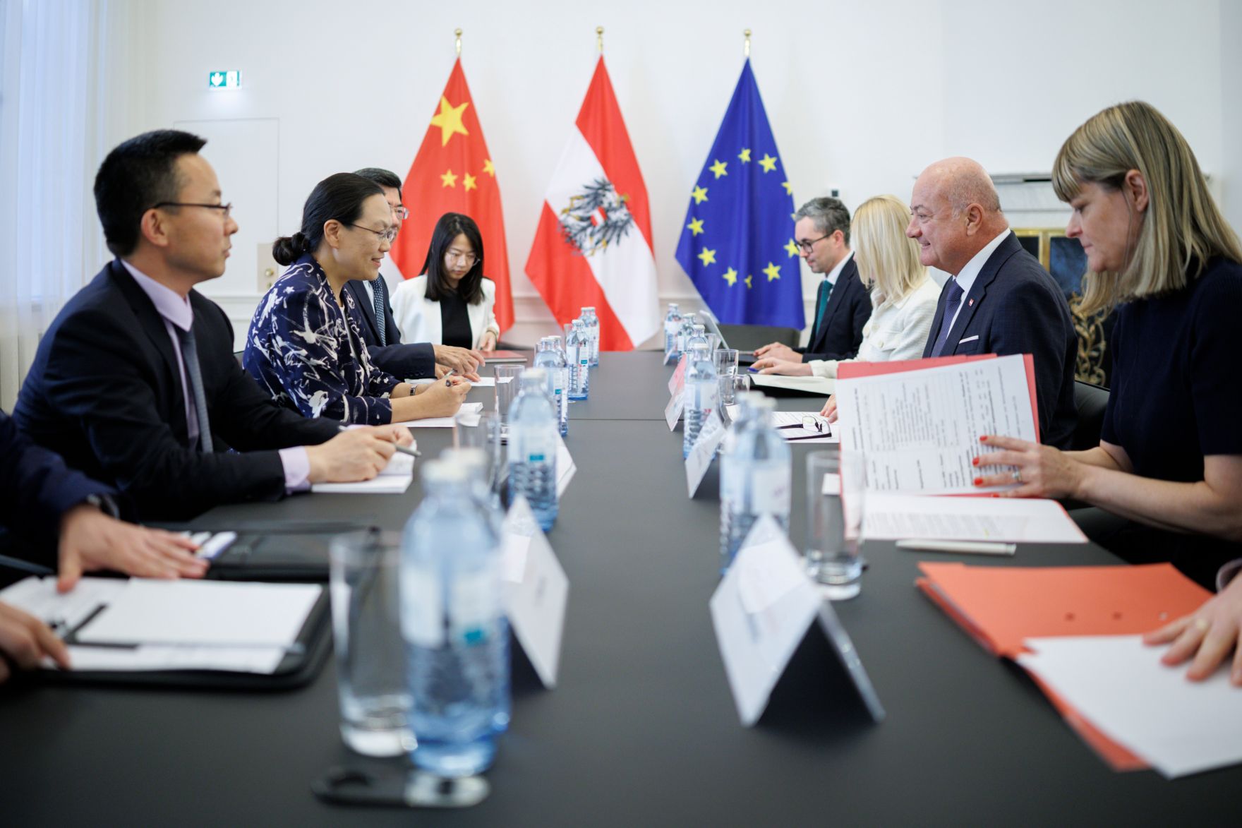 Am 28. Mai 2026 empfing Bundeskanzler Christian Stocker (2.v.r.) die Botschafterin der Volksrepublik China Qi Mei (2.v.l.) zu einem Arbeitsgespr&auml;ch im Bundeskanzleramt.