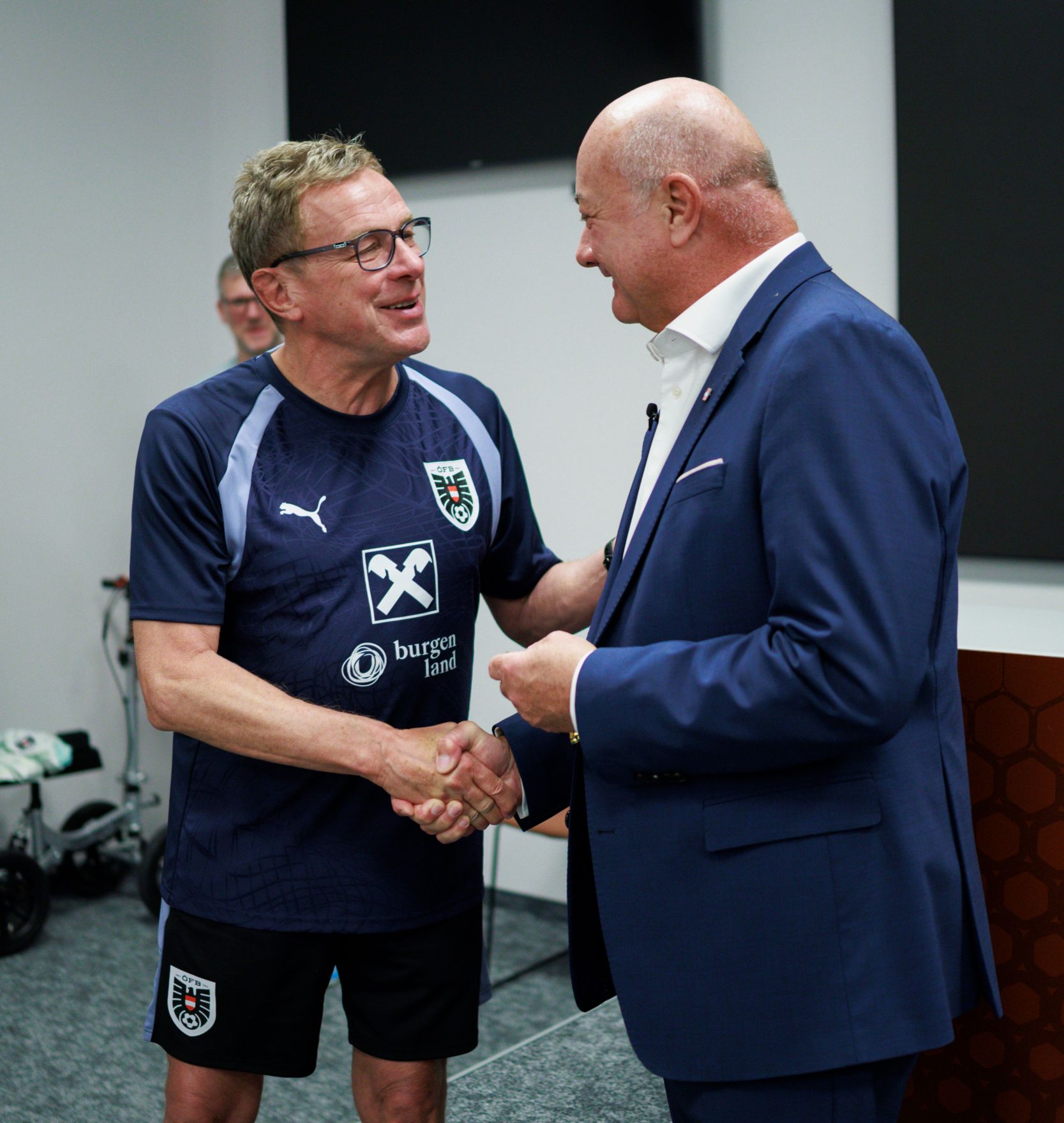 Am 29. Mai 2026 nahm Bundeskanzler Christian Stocker (r.) an der Verabschiedung des &ouml;sterreichischen Nationalteams teil. Im Bild mit Teamchef Ralf Rangnick (l.).