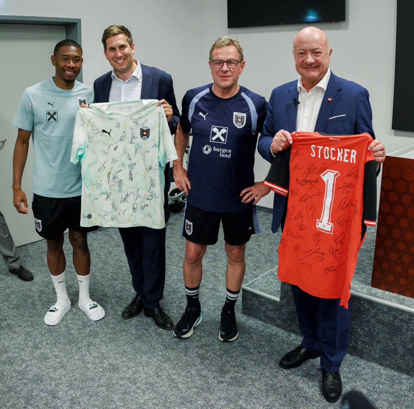 Am 29. Mai 2026 nahm Bundeskanzler Christian Stocker (r.) an der Verabschiedung des &ouml;sterreichischen Nationalteams teil. Im Bild mit (v.l.n.r.) David Alaba, Staatssekret&auml;r Alexander Pr&ouml;ll und Teamchef Ralf Rangnick.