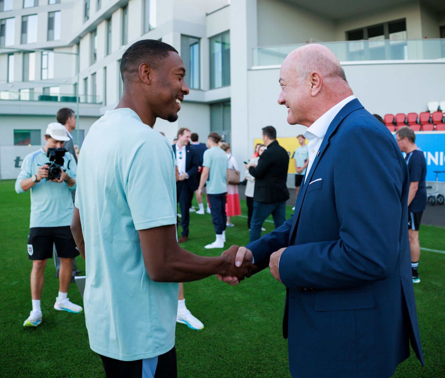 Am 29. Mai 2026 nahm Bundeskanzler Christian Stocker (r.) an der Verabschiedung des &ouml;sterreichischen Nationalteams teil. Im Bild mit David Alaba (l.).