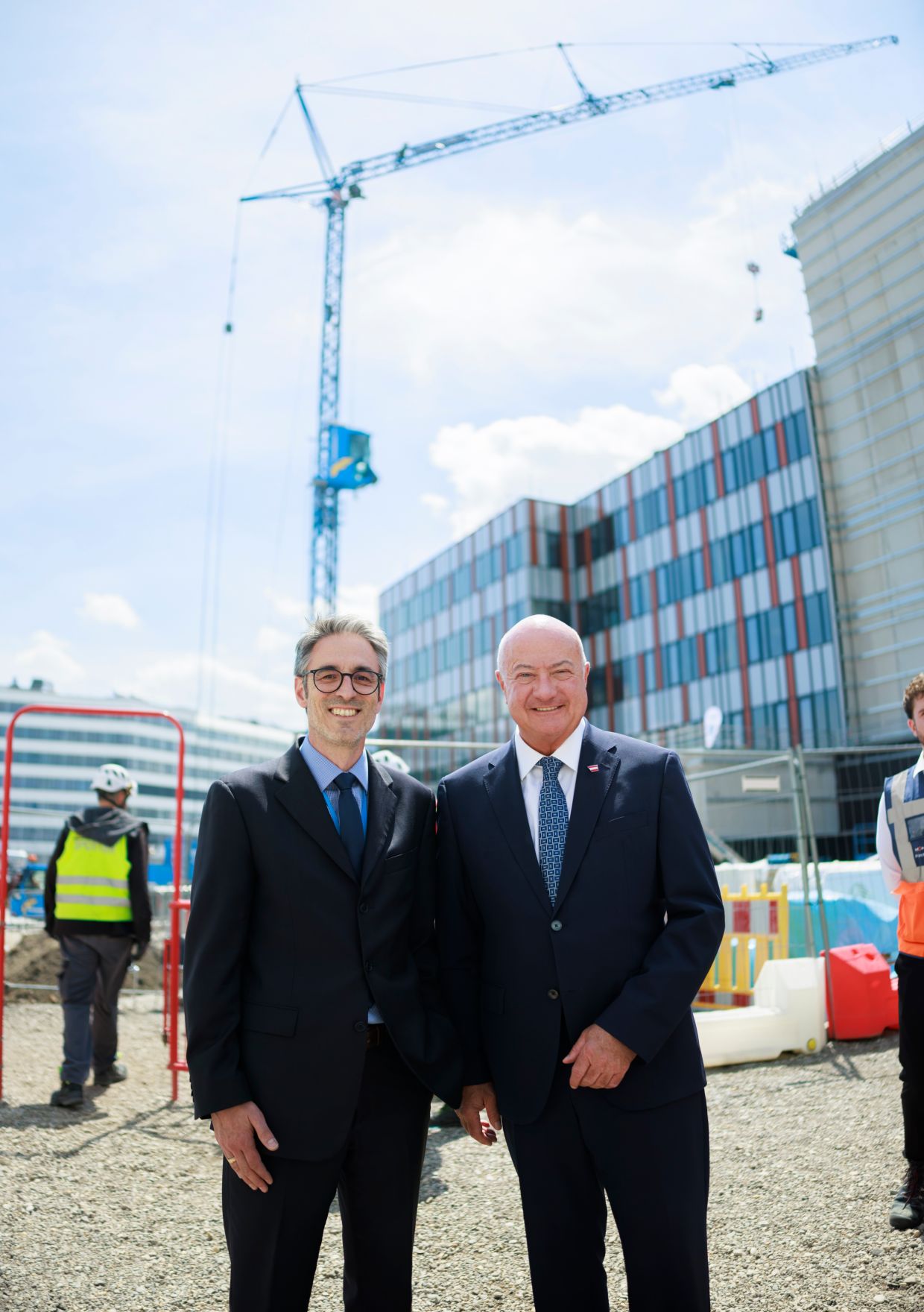 Am 2. Juni 2026 besuchte Bundeskanzler Christian Stocker (l.) im Rahmen seines Bundesl&auml;ndertages das KI Datencenter VIE 13.