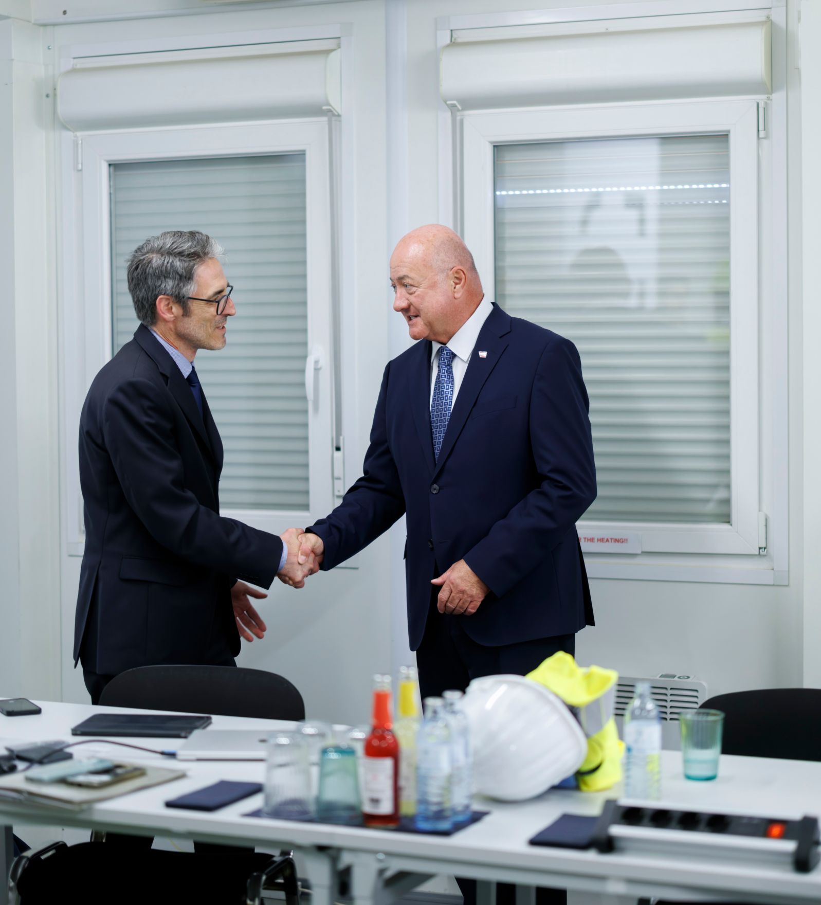 Am 2. Juni 2026 besuchte Bundeskanzler Christian Stocker (r.) im Rahmen seines Bundesl&auml;ndertages das KI Datencenter VIE 13.