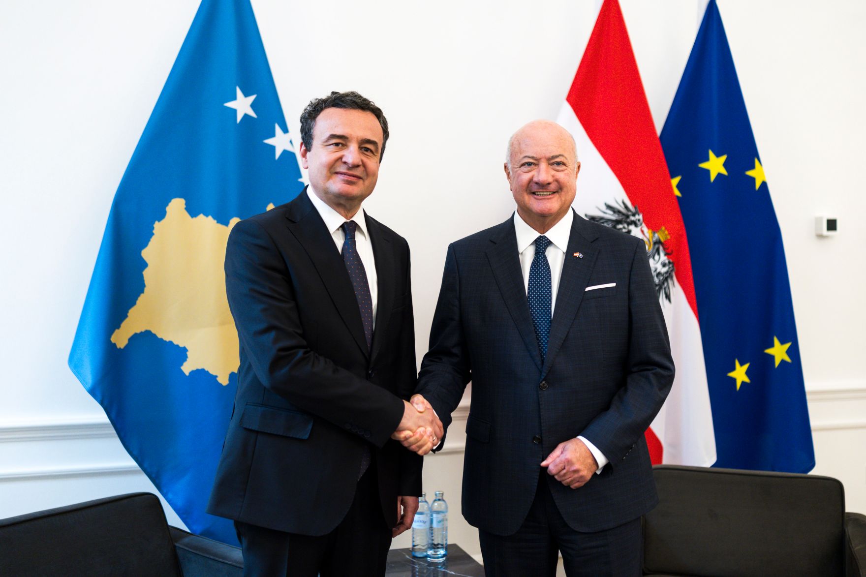 Am 9. Juni 2026 empfing Bundeskanzler Christian Stocker (r.) den kosovarischen Premierminister Albin Kurti (l.) zu einem Gespr&auml;ch