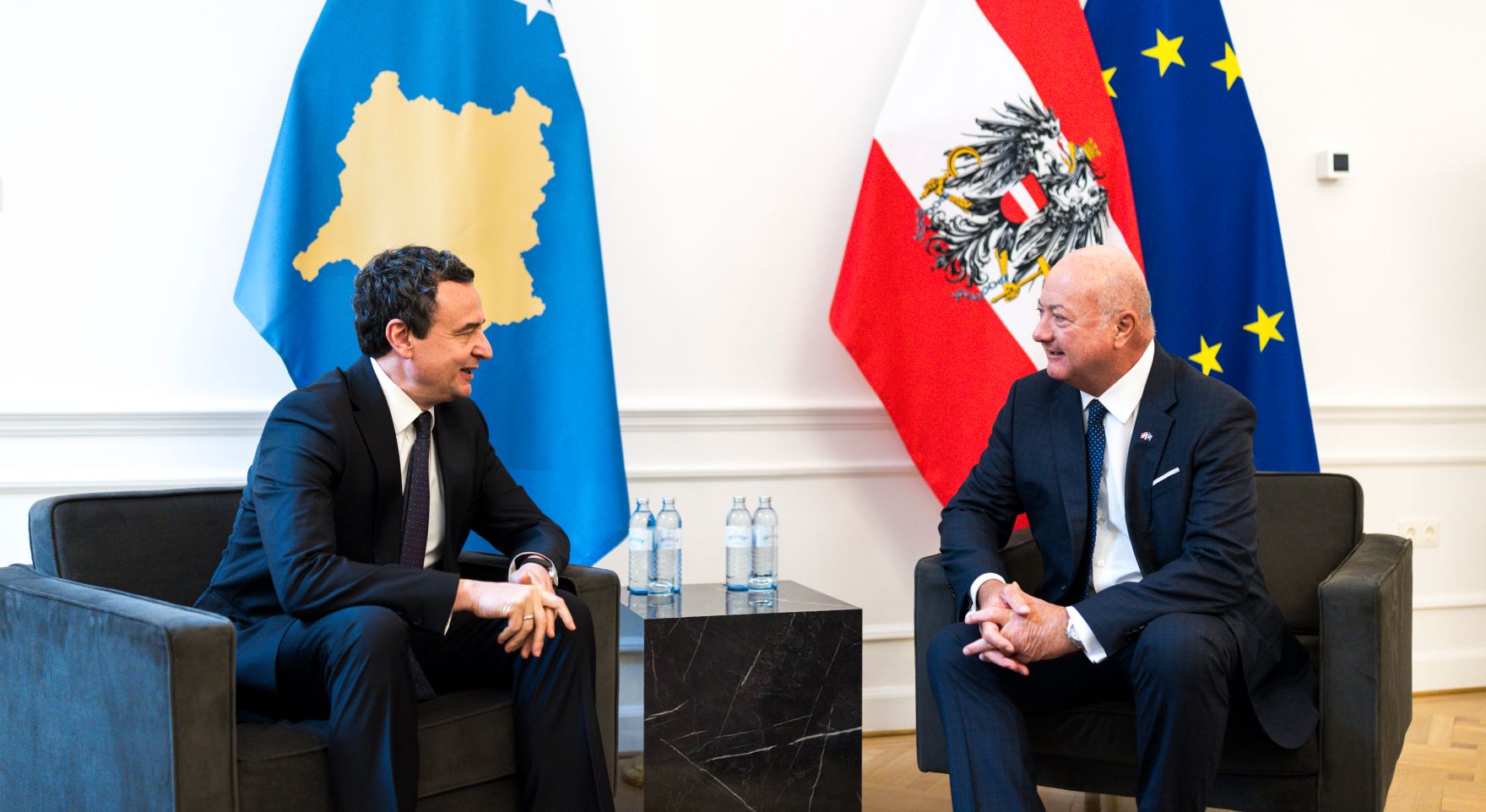 Am 9. Juni 2026 empfing Bundeskanzler Christian Stocker (r.) den kosovarischen Premierminister Albin Kurti (l.) zu einem Gespr&auml;ch