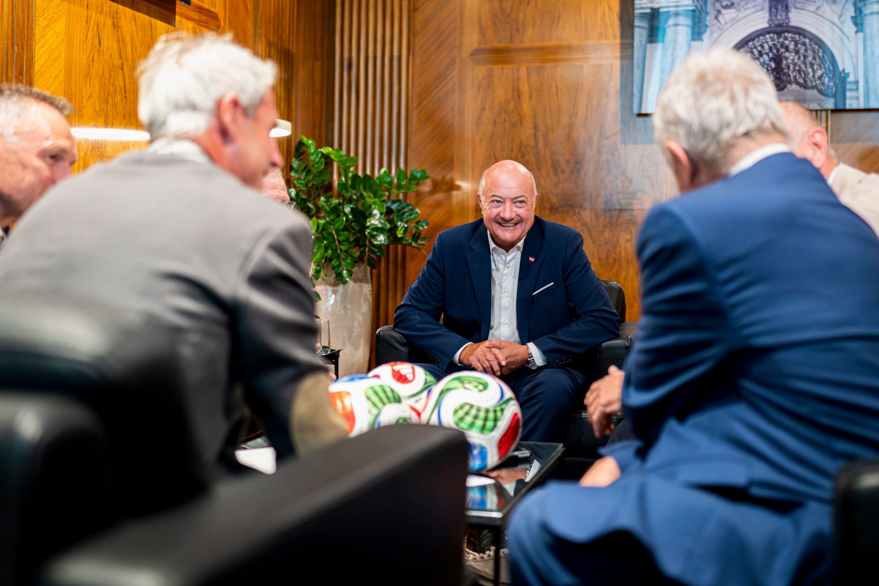 Am 12. Juni 2026 lud Bundeskanzler Christian Stocker (m.) &Ouml;sterreichische Fu&szlig;balllegenden zu einem Austausch ins Bundeskanzleramt.