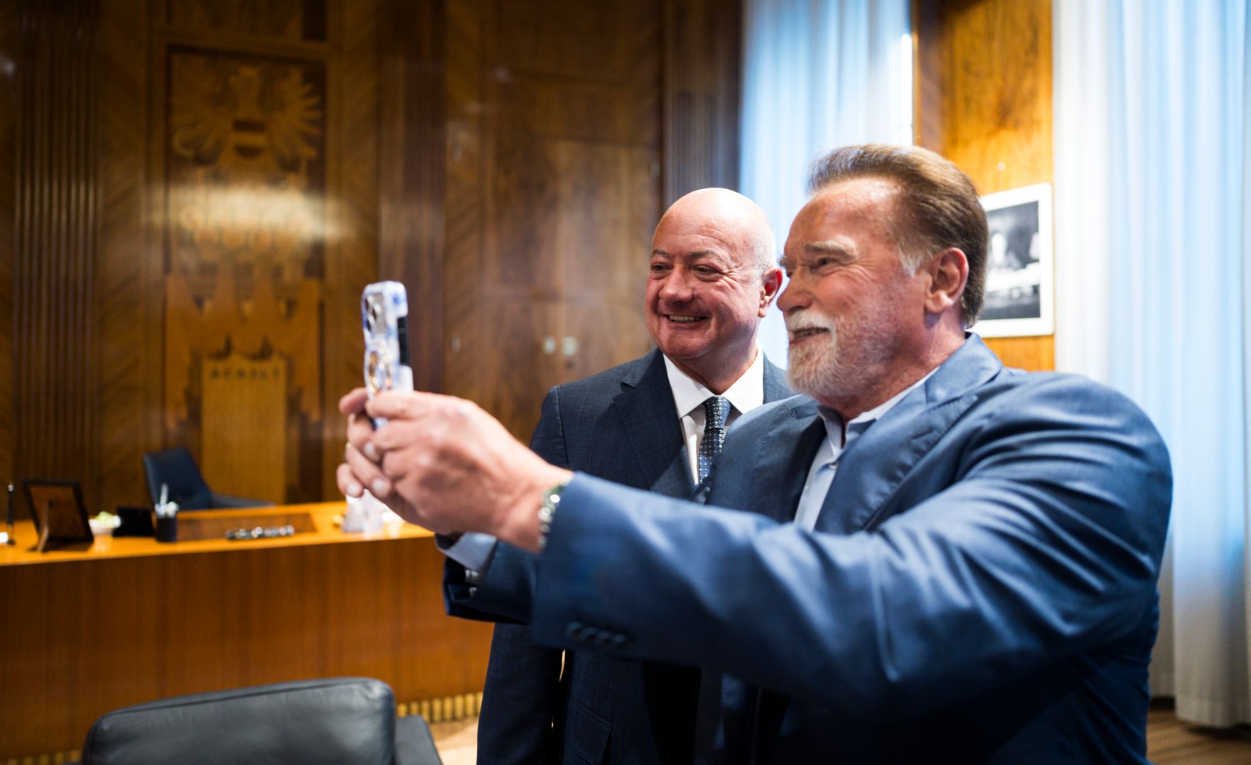 Am 15. Juni 2026 empfing Bundeskanzler Christian Stocker (l.) Arnold Schwarzenegger (r.) zu einem Gespr&auml;ch im Bundeskanzleramt.