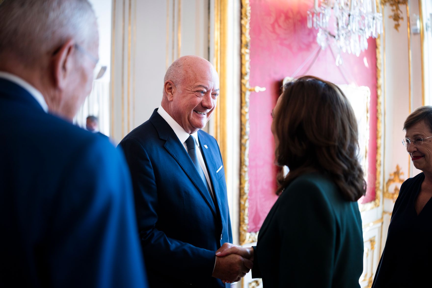 Am 16. Juni 2026 nahm Bundeskanzler Christian Stocker (l.) am Austrian World Summit 2026 teil. Im Bild mit Kamala Harris (r.).