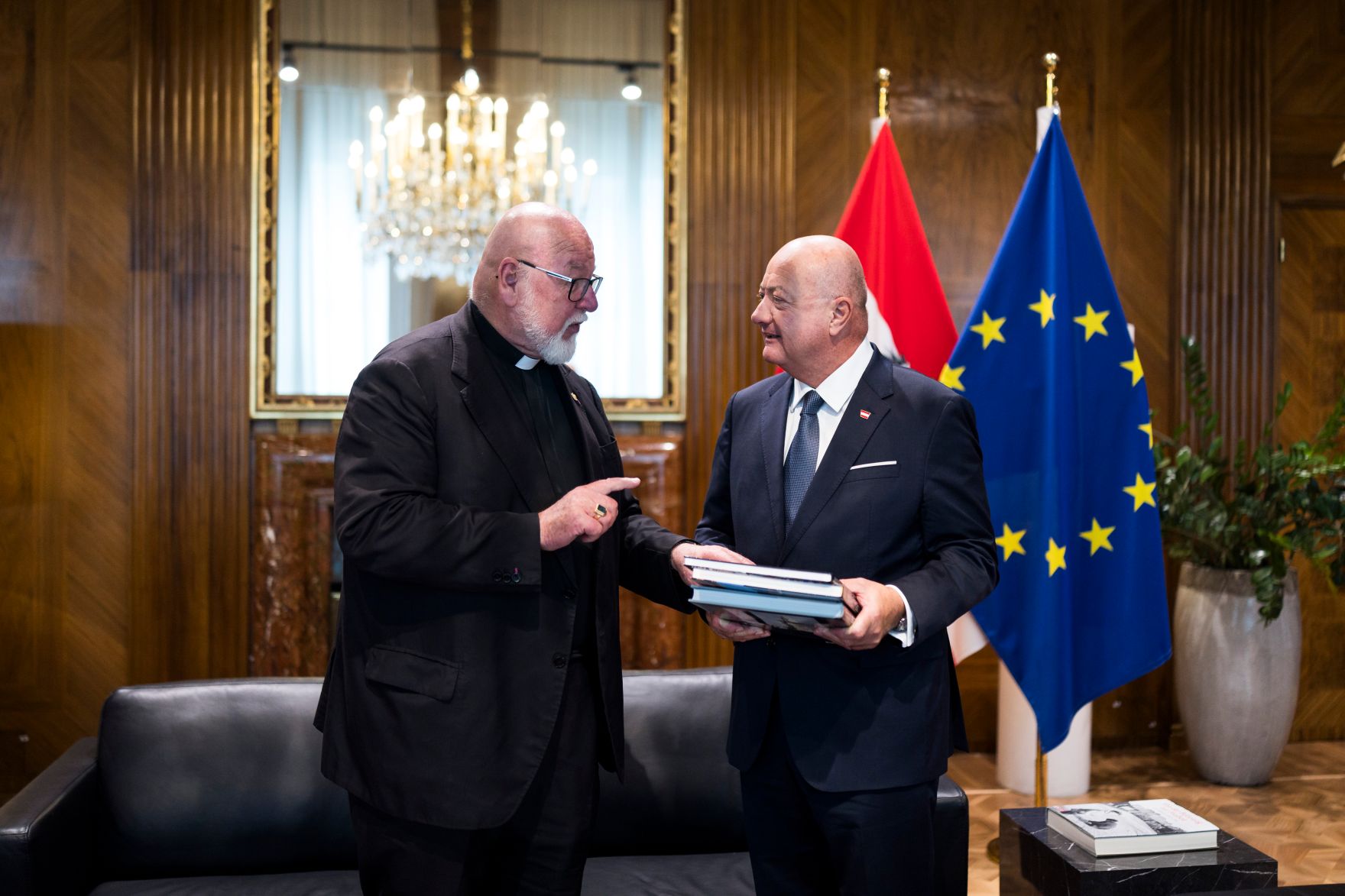 Am 16. Juni 2026 empfing Bundeskanzler Christian Stocker (r.) den Domprobst Wiener Neustadt, Franz Xaver Brandmayr (l.) zu einem Gespr&auml;ch.