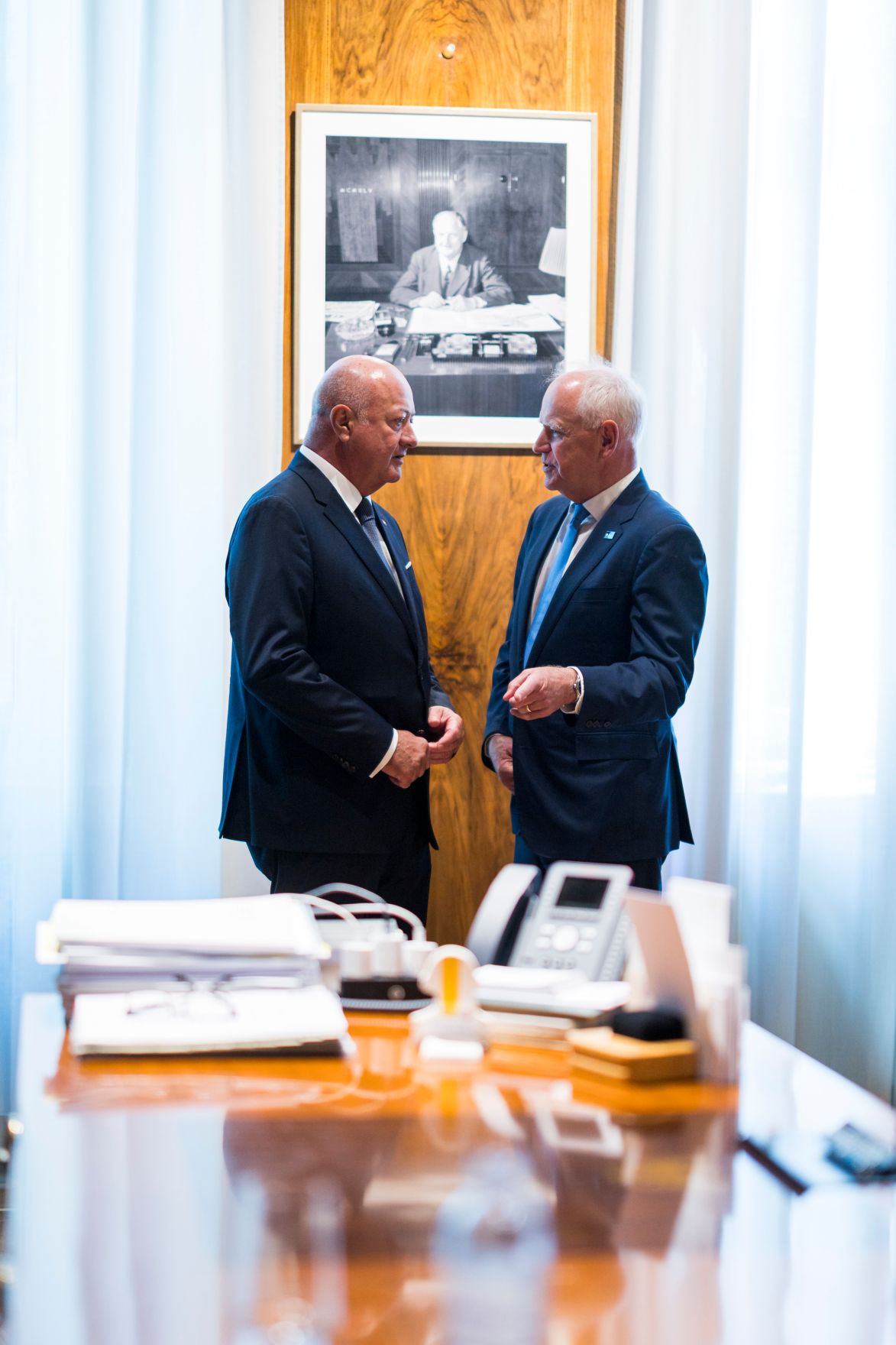 Am 16. Juni 2026 empfing Bundeskanzler Christian Stocker (l.) den amerikanischen Governor Tim Walz (r.) zu einem Gespr&auml;ch.
