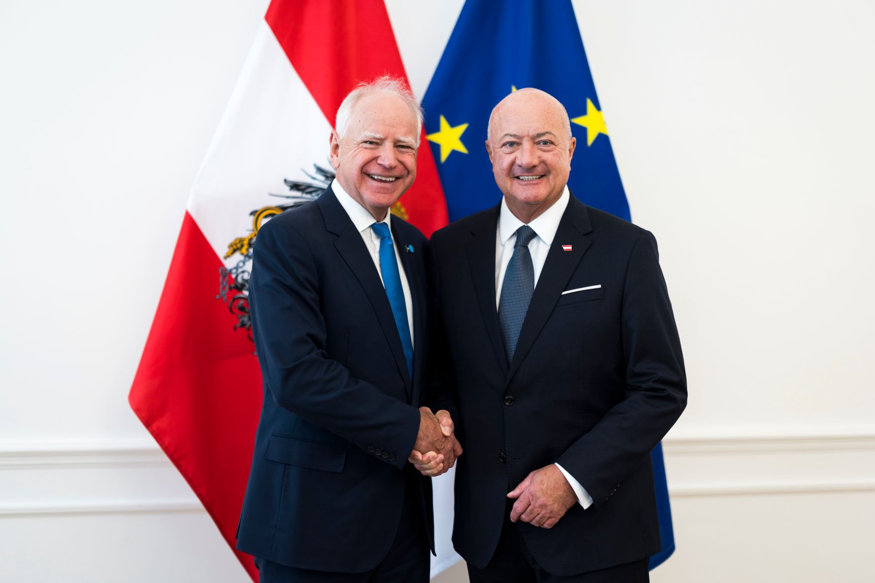 Am 16. Juni 2026 empfing Bundeskanzler Christian Stocker (r.) den amerikanischen Governor Tim Walz (l.) zu einem Gespr&auml;ch.