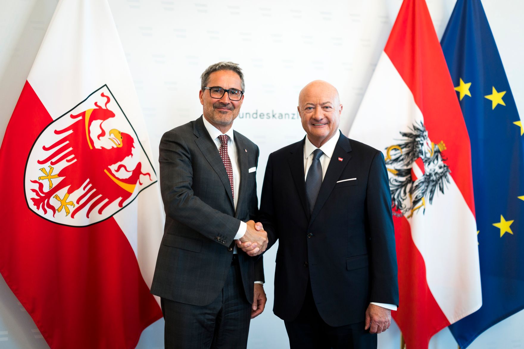 Am 16. Juni 2026 empfing Bundeskanzler Christian Stocker (r.) den Landeshauptmann von S&uuml;dtirol, Arno Kompatscher (l.), zu einem Arbeitsgespr&auml;ch.