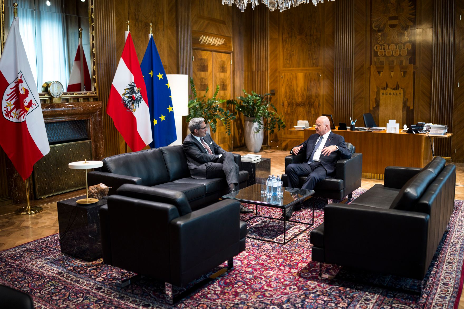 Am 16. Juni 2026 empfing Bundeskanzler Christian Stocker (r.) den Landeshauptmann von S&uuml;dtirol, Arno Kompatscher (l.), zu einem Arbeitsgespr&auml;ch.