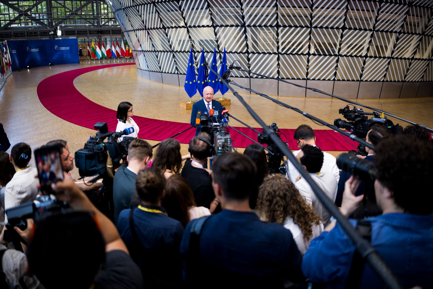 Am 18. Juni 2026 nahm Bundeskanzler Christian Stocker an dem Treffen der EU-Staats- und Regierungschefs in Br&uuml;ssel teil. Im Bild beim Doorstep.