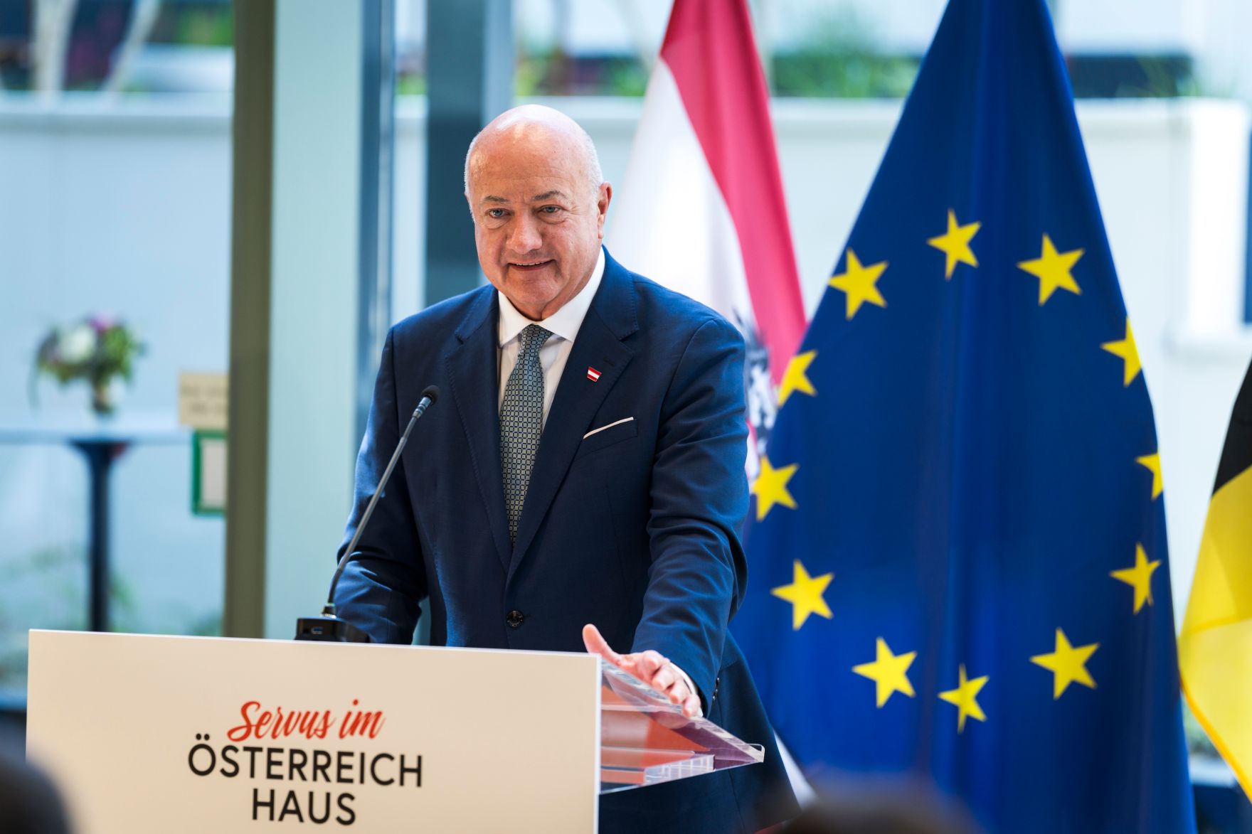 Am 19. Juni 2026 er&ouml;ffnete Bundeskanzler Christian Stocker (im Bild) gemeinsam mit Bundesministerin Claudia Bauer und Bundesministerin Beate Meinl-Reisinger das &Ouml;sterreich-Haus in Br&uuml;ssel.