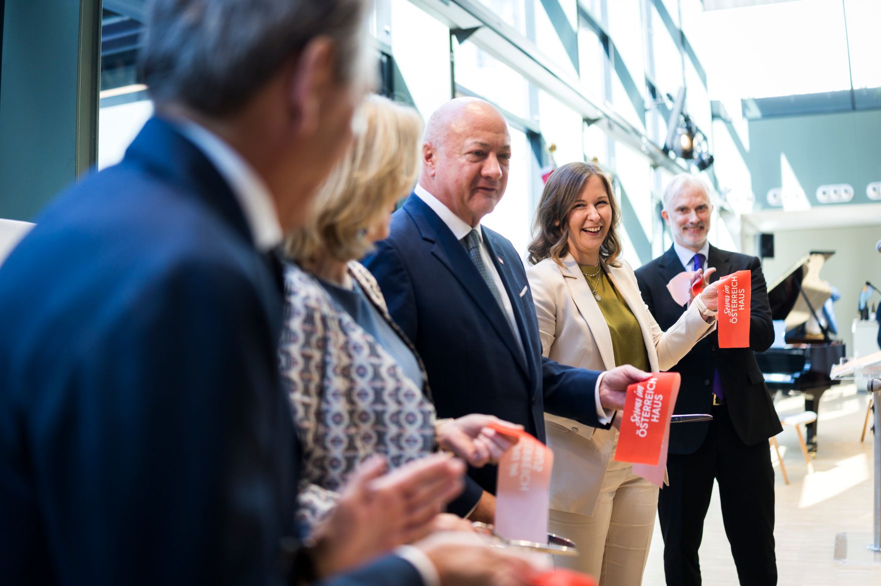 Am 19. Juni 2026 er&ouml;ffnete Bundeskanzler Christian Stocker gemeinsam mit Bundesministerin Claudia Bauer und Bundesministerin Beate Meinl-Reisinger das &Ouml;sterreich-Haus in Br&uuml;ssel.