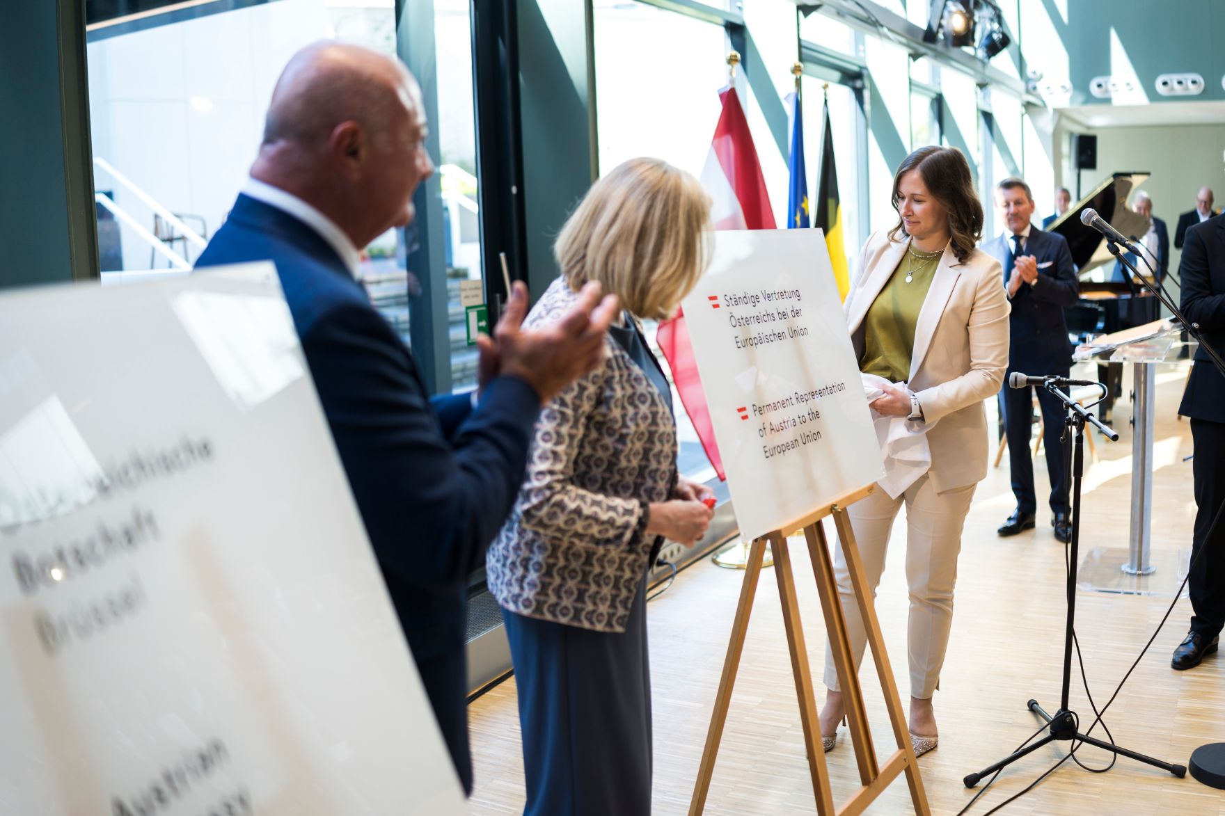 Am 19. Juni 2026 er&ouml;ffnete Bundeskanzler Christian Stocker (l.) gemeinsam mit Bundesministerin Claudia Bauer (r.) und Bundesministerin Beate Meinl-Reisinger (m.) das &Ouml;sterreich-Haus in Br&uuml;ssel.