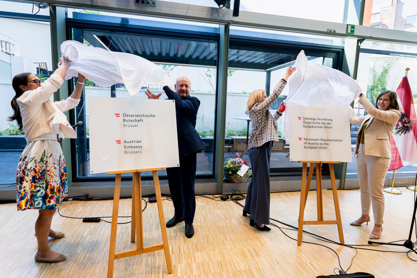 Am 19. Juni 2026 er&ouml;ffnete Bundeskanzler Christian Stocker (l.) gemeinsam mit Bundesministerin Claudia Bauer (r.) und Bundesministerin Beate Meinl-Reisinger (m.) das &Ouml;sterreich-Haus in Br&uuml;ssel.