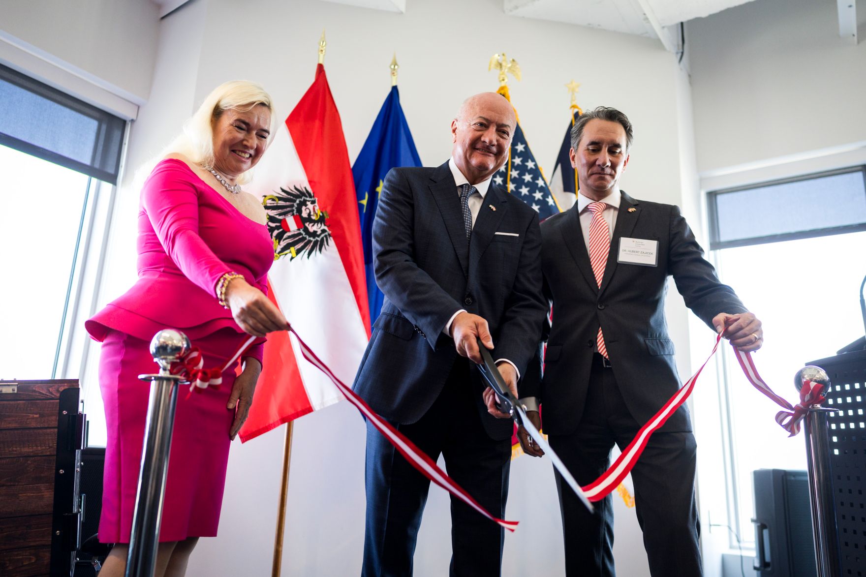 Am 20. Juni 2026 reiste Bundeskanzler Christian Stocker (m.) zu einem mehrt&auml;gigem Arbeitsbesuch nach Texas. Im Bild mit Konsul Hubert Zajicek (r.) bei der Er&ouml;ffnung des &ouml;sterreichischen Honorarkonsultas in Dallas.