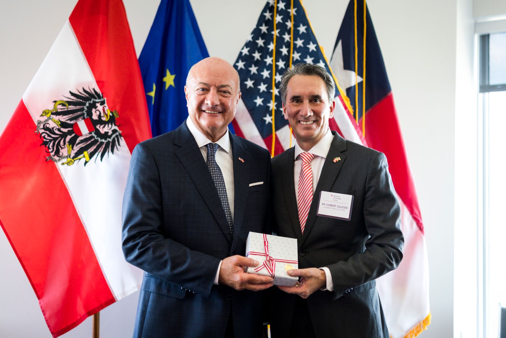 Am 20. Juni 2026 reiste Bundeskanzler Christian Stocker (l.) zu einem mehrt&auml;gigem Arbeitsbesuch nach Texas. Im Bild mit Konsul Hubert Zajicek (r.) bei der Er&ouml;ffnung des &ouml;sterreichischen Honorarkonsultas in Dallas.