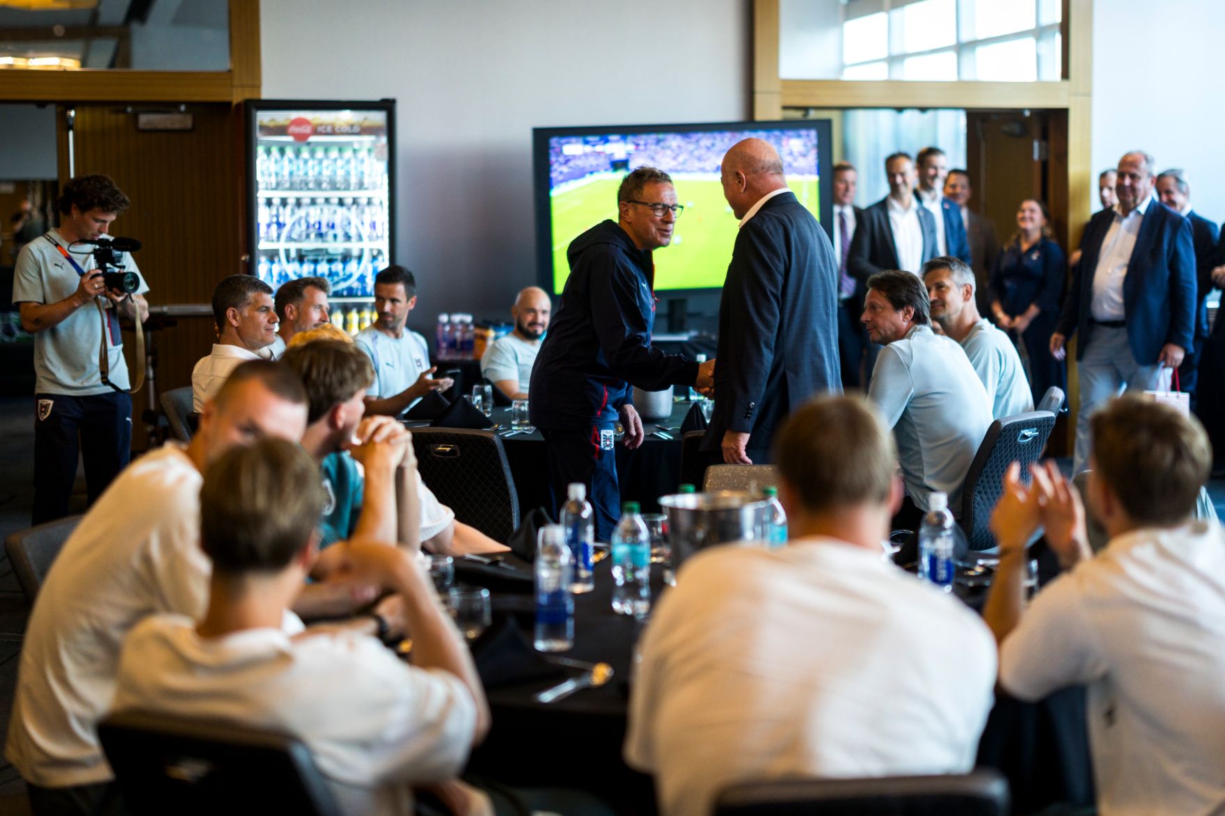 Am 20. Juni 2026 reiste Bundeskanzler Christian Stocker zu einem mehrt&auml;gigem Arbeitsbesuch nach Texas. Im Bild beim Treffen mit der &Ouml;sterreichischen Fu&szlig;ballnationalmannschaft.