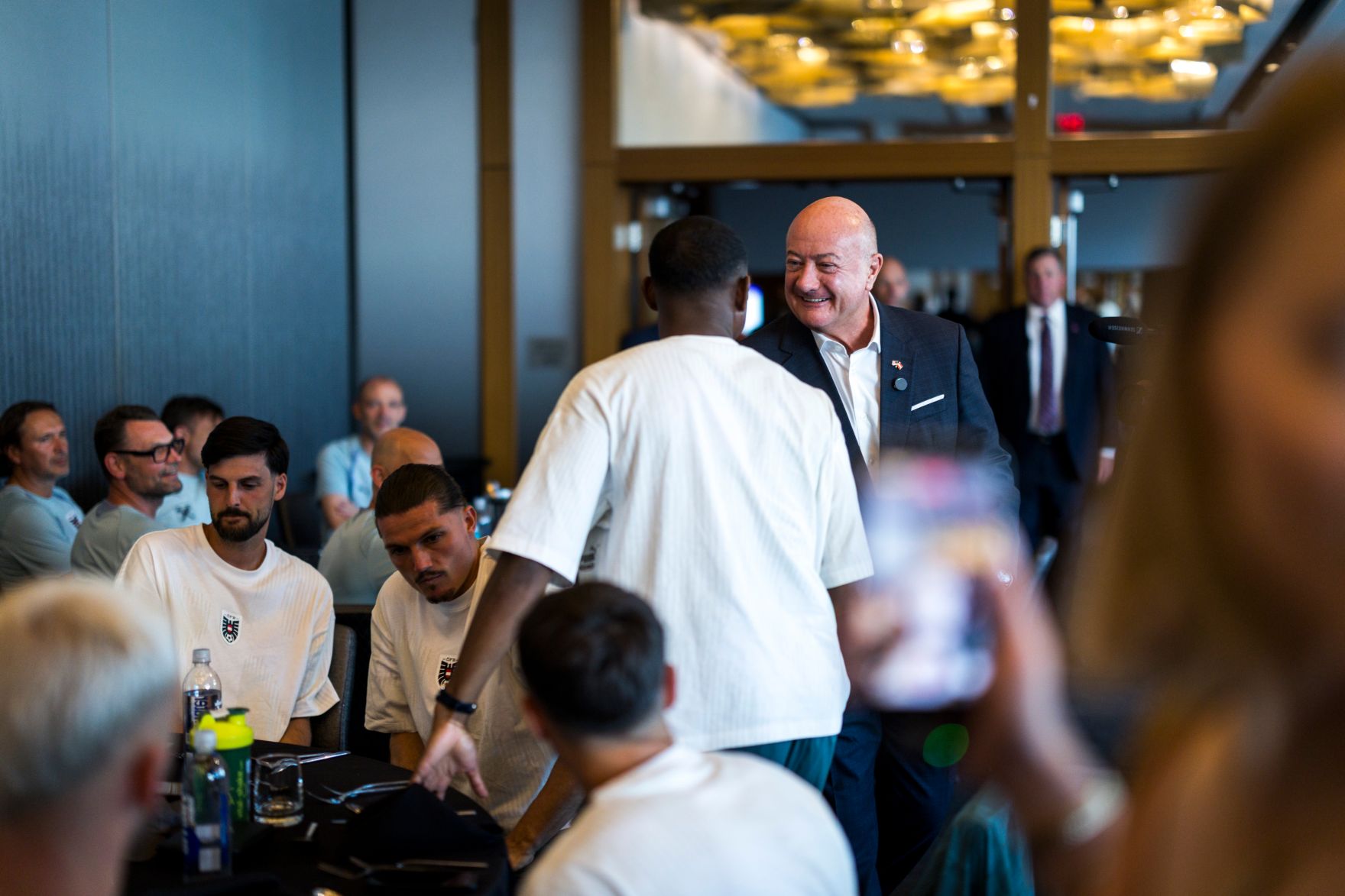 Am 20. Juni 2026 reiste Bundeskanzler Christian Stocker zu einem mehrt&auml;gigem Arbeitsbesuch nach Texas. Im Bild beim Treffen mit der &Ouml;sterreichischen Fu&szlig;ballnationalmannschaft.