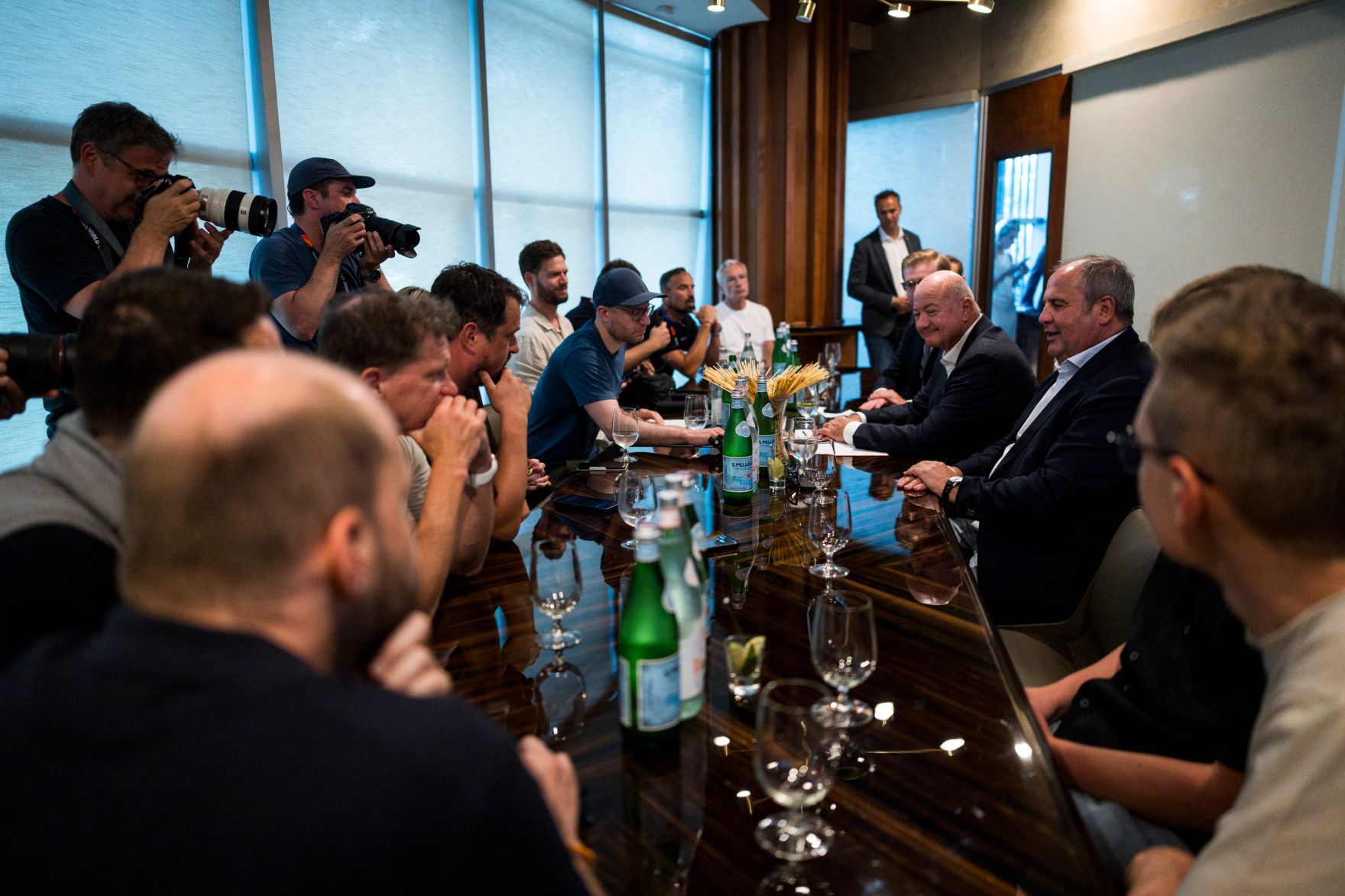 Am 20. Juni 2026 reiste Bundeskanzler Christian Stocker zu einem mehrt&auml;gigem Arbeitsbesuch nach Texas. Im Bild mit dem Pr&auml;sidenten des &Ouml;sterreichischen Fu&szlig;ball-Bundes Josef Pr&ouml;ll bei einem Treffen mit Sportjournalisten.