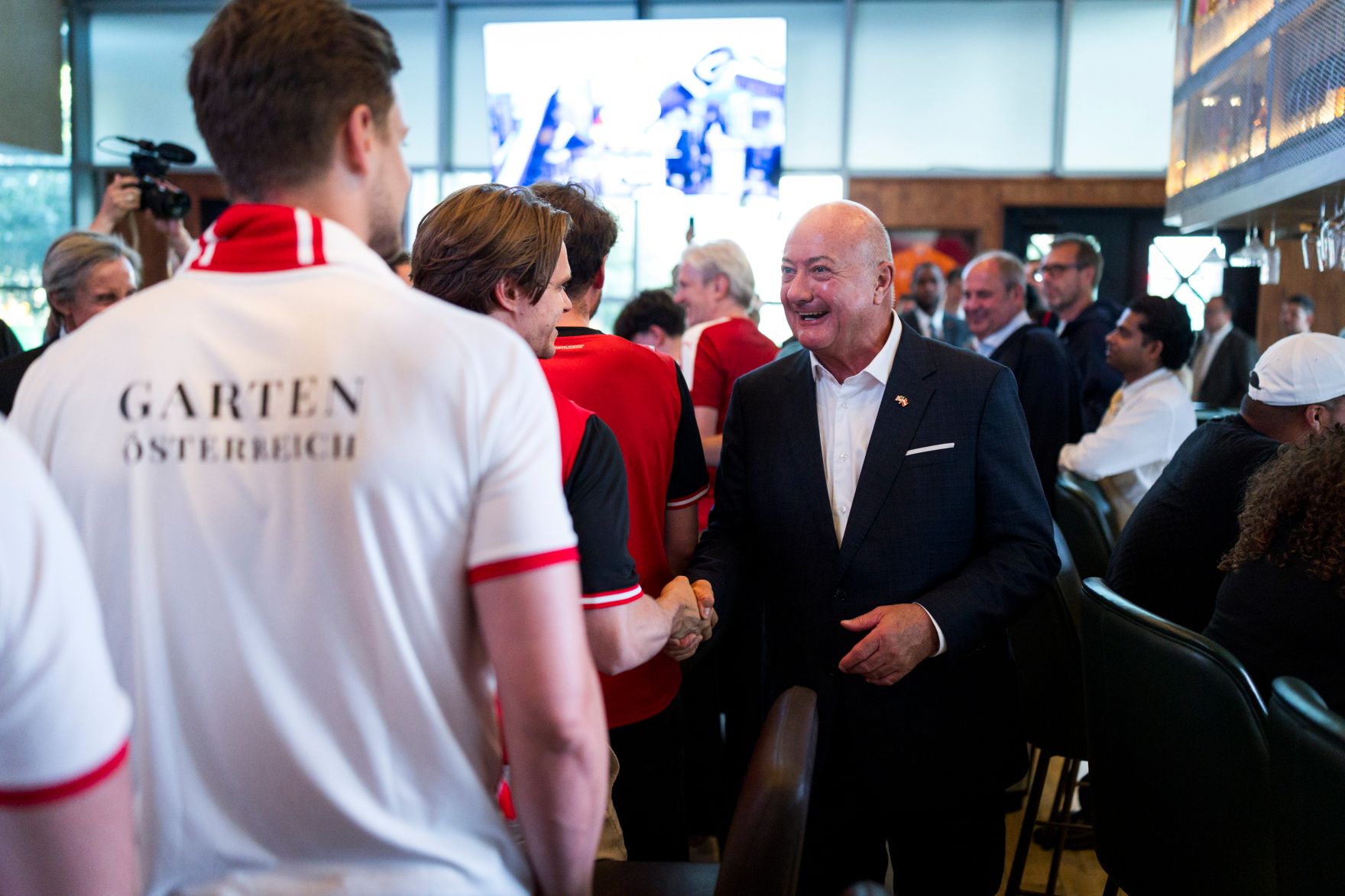 Am 20. Juni 2026 reiste Bundeskanzler Christian Stocker zu einem mehrt&auml;gigem Arbeitsbesuch nach Texas. Im Bild bei einem Treffen mit &ouml;sterreichischen Fans.