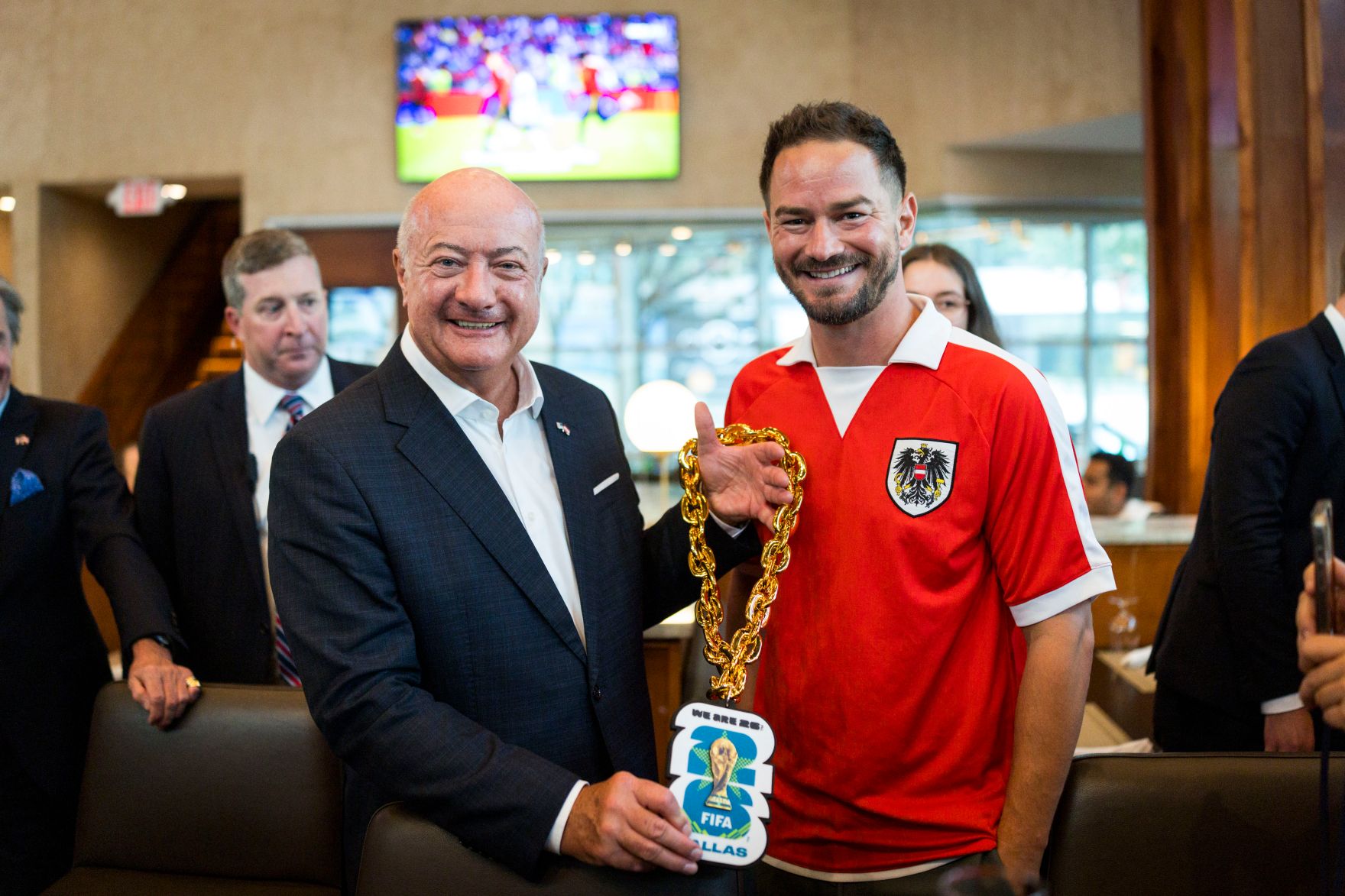 Am 20. Juni 2026 reiste Bundeskanzler Christian Stocker zu einem mehrt&auml;gigem Arbeitsbesuch nach Texas. Im Bild bei einem Treffen mit &ouml;sterreichischen Fans.