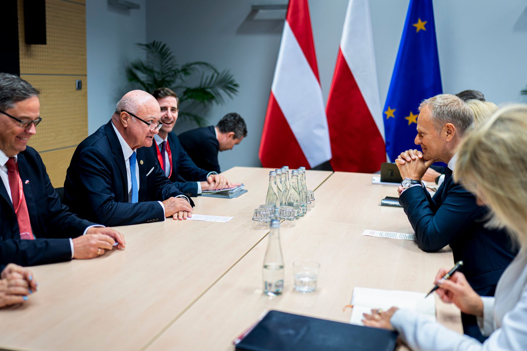 Am 25. Juni 2026 nahm Bundeskanzler Christian Stocker (l.) an der Ukraine Recovery Konferenz in Danzig teil. Im Bild bei einem Arbeitsgespr&auml;ch mit Donald Tusk (r.), Ministerpr&auml;sident der Republik Polen.
