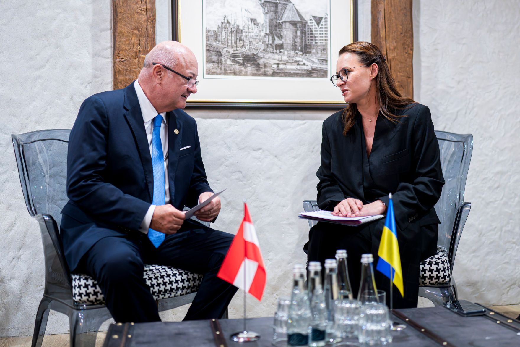 Am 25. Juni 2026 nahm Bundeskanzler Christian Stocker (l.) an der Ukraine Recovery Konferenz in Danzig teil. Im Bild bei einem Arbeitsgespr&auml;ch mit Julija Swyrydenko (r.), Ministerpr&auml;sidentin der Ukraine.