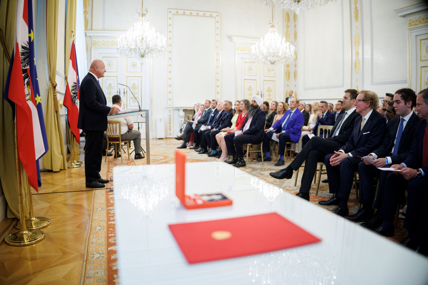 Am 26. Juni 2026 &uuml;berreichte Bundeskanzler Christian Stocker (l.) gemeinsam mit Staatssekret&auml;r Alexander Pr&ouml;ll das Gro&szlig;e Silberne Ehrenzeichen f&uuml;r Verdienste um die Republik &Ouml;sterreich an Anthony von Mandl.