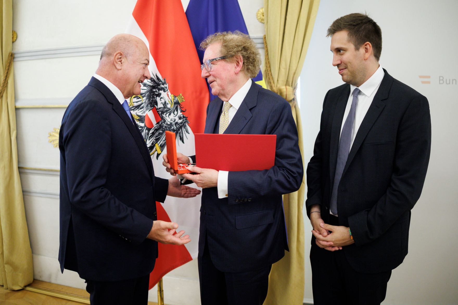 Am 26. Juni 2026 &uuml;berreichte Bundeskanzler Christian Stocker (l.) gemeinsam mit Staatssekret&auml;r Alexander Pr&ouml;ll (r.) das Gro&szlig;e Silberne Ehrenzeichen f&uuml;r Verdienste um die Republik &Ouml;sterreich an Anthony von Mandl (m.).