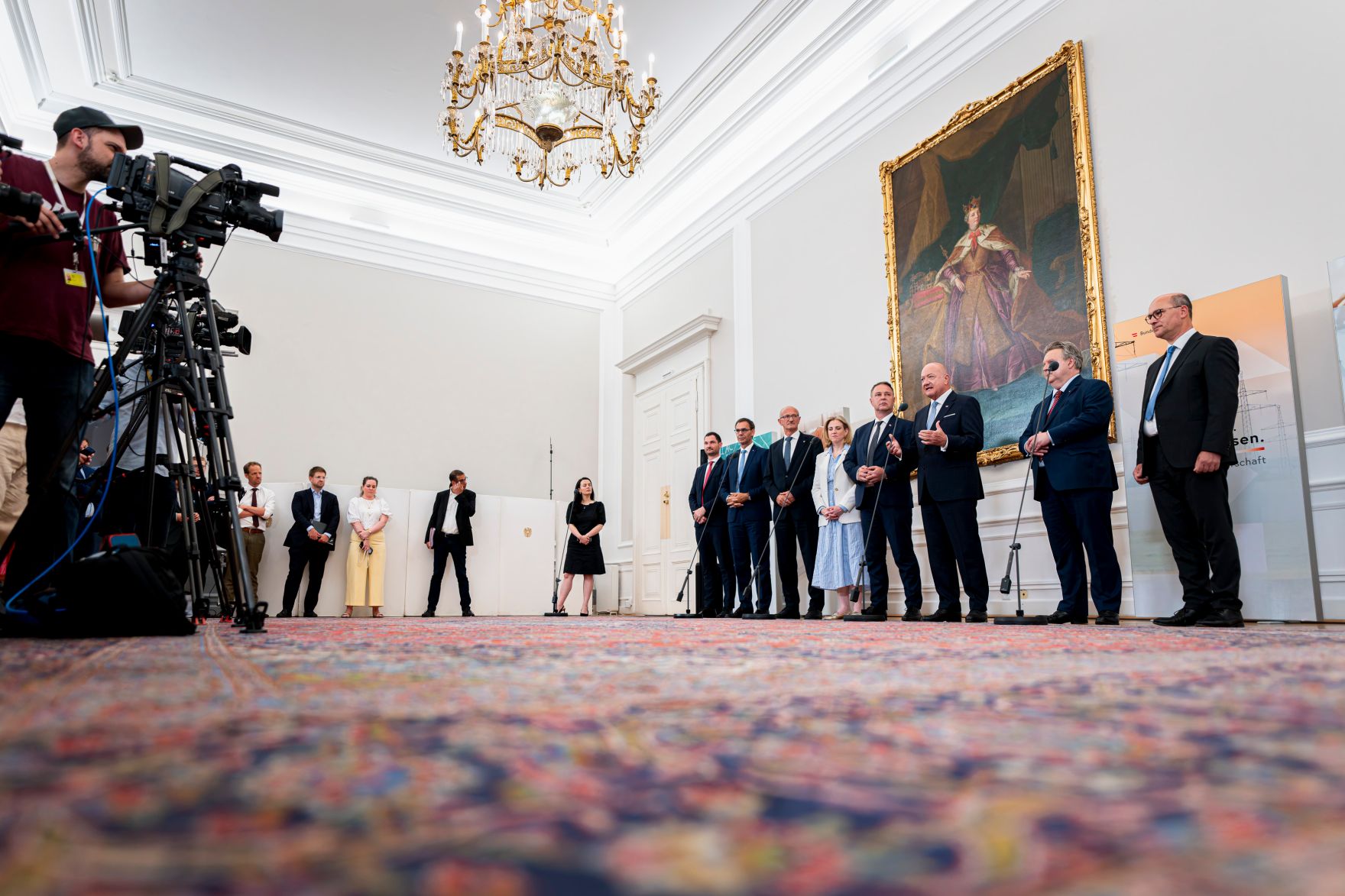 Am 01. Juli 2026 nahm Bundeskanzler Christian Stocker (3.v.r.) an einer Pressekonferenz zur Reformpartnerschaft teil. Im Bild v. l. Landesrat Peter Reichmann, Landeshauptmann Markus Wallner, Landeshauptmann Anton Mattle, Bundesministerin Beate Meinl-Reisinger, Vizekanzler Andreas Babler, Landeshauptmann Michael Ludwig, Gemeindebundpr&auml;sident Johannes Pressl.