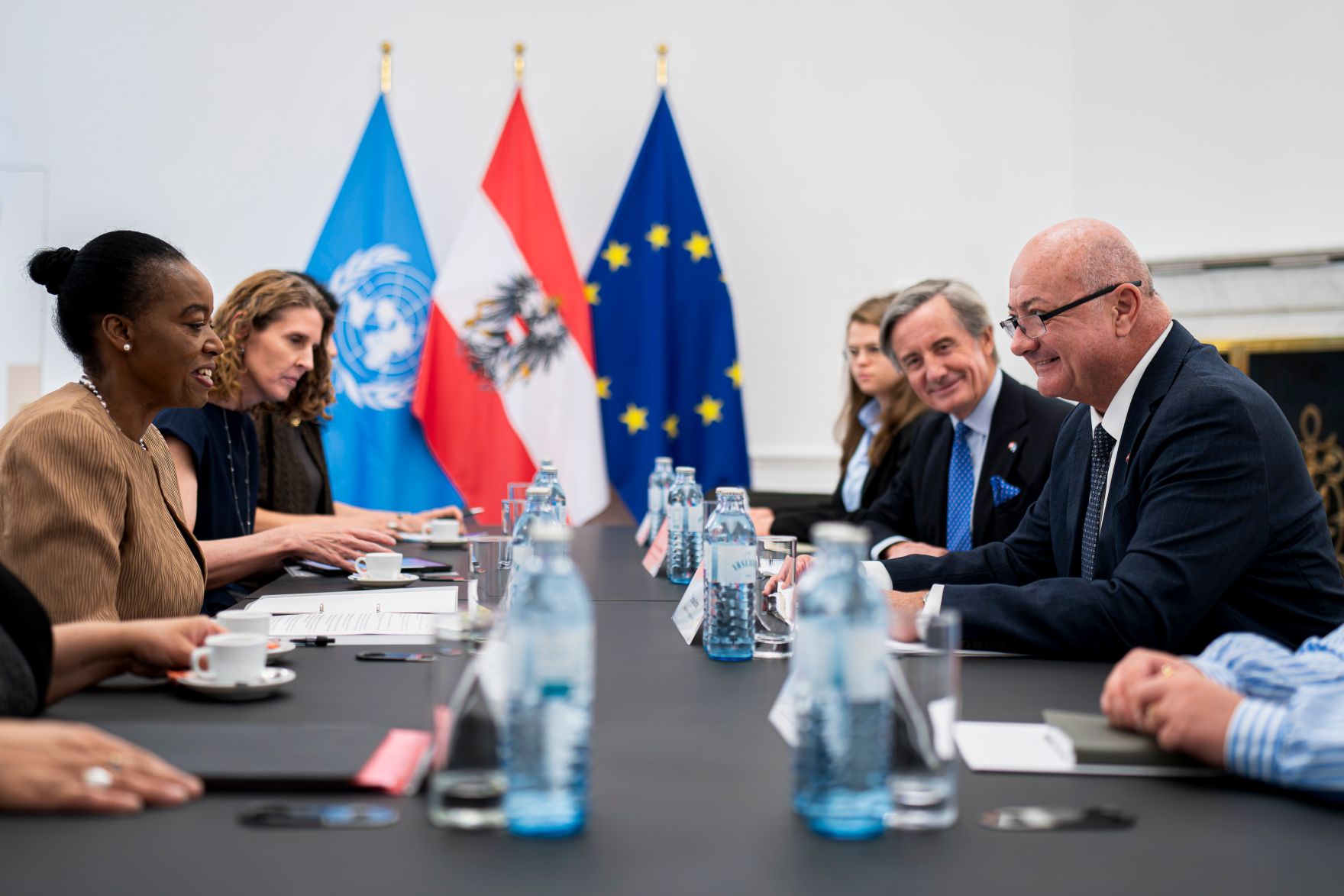 Am 3. Juni 2026 empfing Bundeskanzler Christian Stocker (r.) UN Generaldirektorin Monica Juma (l.) zu einem Arbeitsgespr&auml;ch.