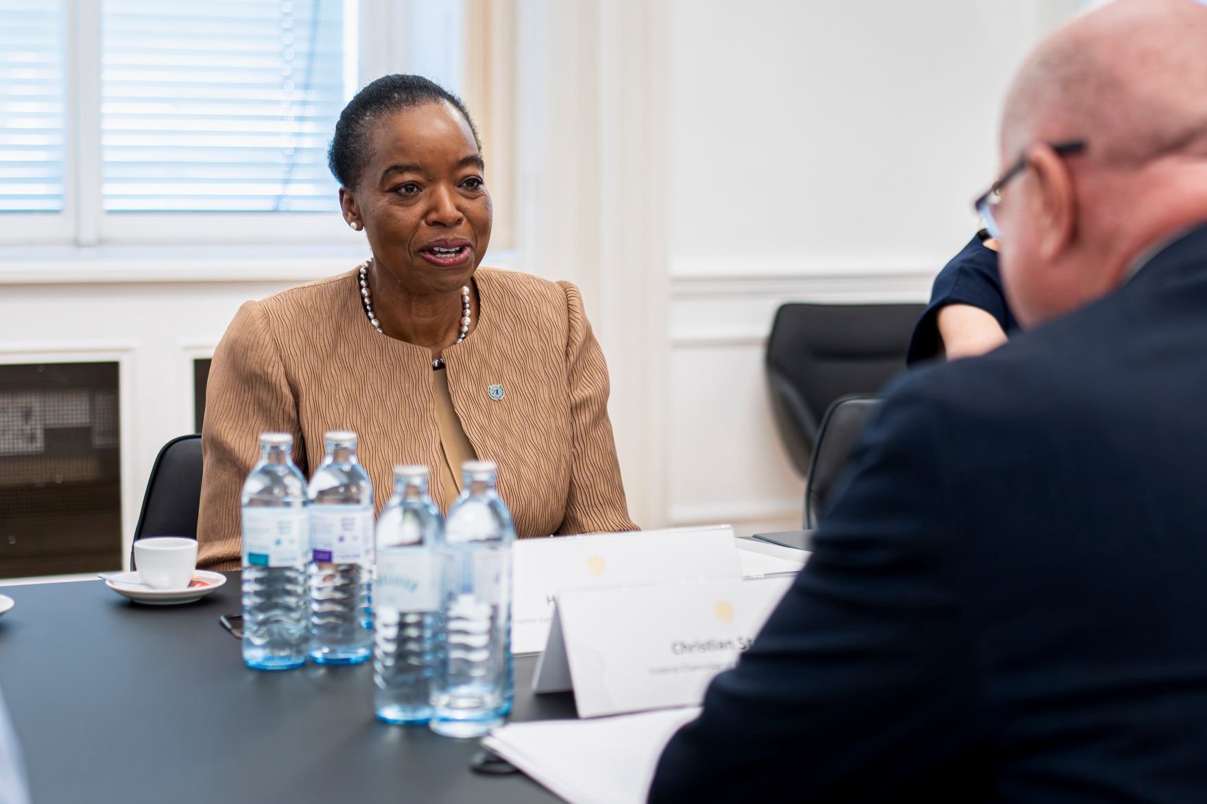 Am 3. Juni 2026 empfing Bundeskanzler Christian Stocker (r.) UN Generaldirektorin Monica Juma (l.) zu einem Arbeitsgespr&auml;ch.