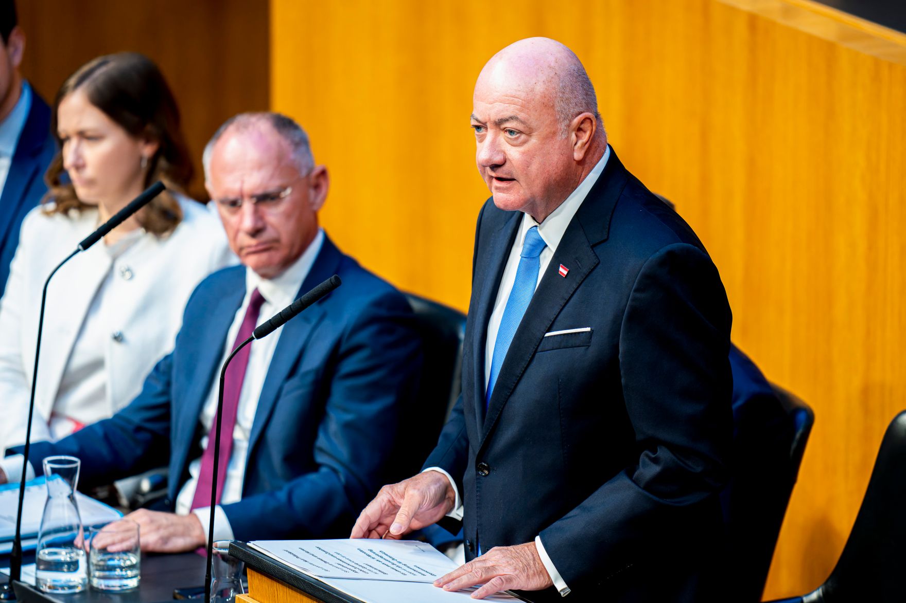 Am 8. Juli 2026 sprach Bundeskanzler Christian Stocker (r.) in der Aktuellen Budget Generaldebatte im Nationalrat zum Thema &uuml;ber das &bdquo;Doppelbudget 2027/28&ldquo; im Parlament. Im Bild mit Bundesministerin Claudia Bauer (l.) und Bundesminister Gerhard Karner (m.).