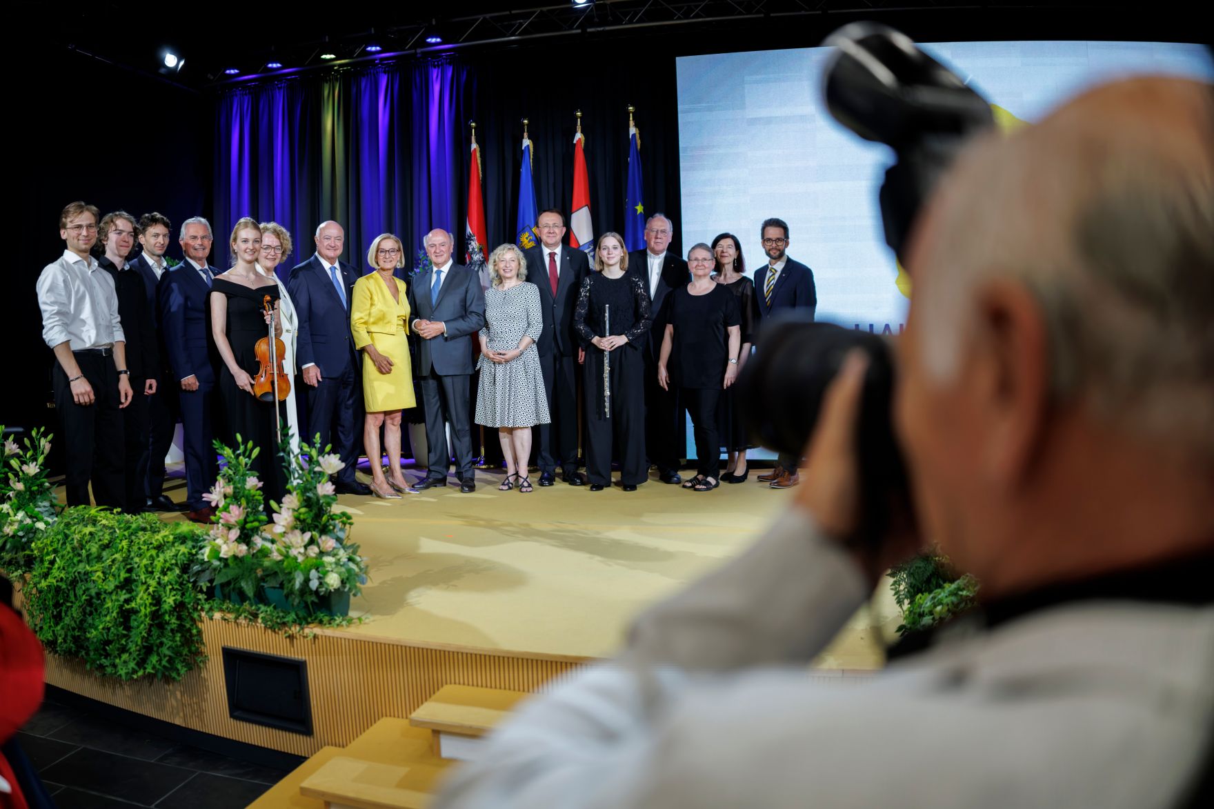 Am 10 Juli 2026 nahm Bundeskanzler Christian Stocker (7.v.l.) am Festakt &bdquo;40 Jahre Landeshauptstadt St. P&ouml;lten&ldquo; an der Hochschule f&uuml;r Angewandte Wissenschaften in St. P&ouml;lten teil. Im Bild mit der Landeshauptfrau von Nieder&ouml;sterreich Johanna Mikl-Leitner (8.v.l.) und dem B&uuml;rgermeister von St. P&ouml;lten Matthias Stadler (6.v.r.).