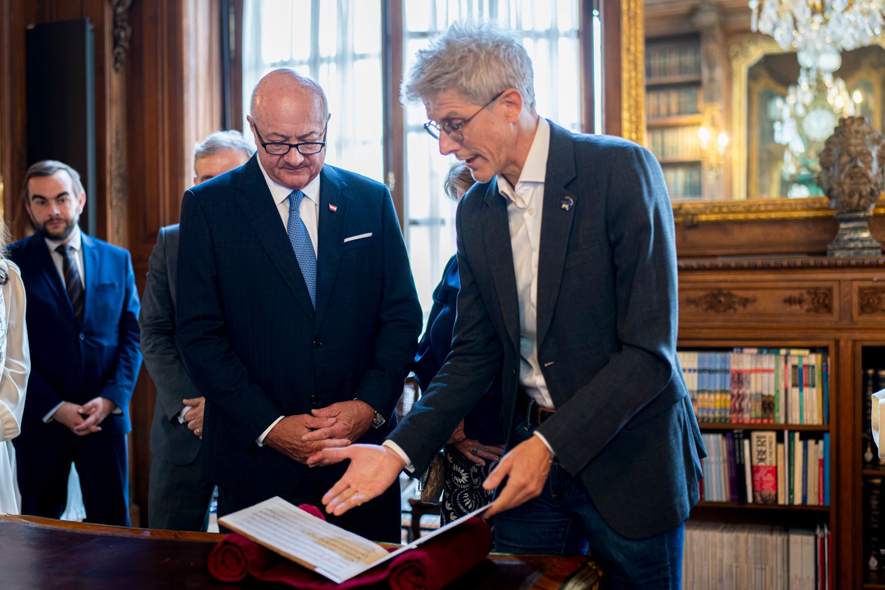 Am 13. Juli 2026 reiste Bundeskanzler Christian Stocker (m.l.) zu einem mehrt&auml;gigen Arbeitsbesuch nach Paris. Im Bild bei einem Besuch der Franz&ouml;sischen Nationalbibliothek.