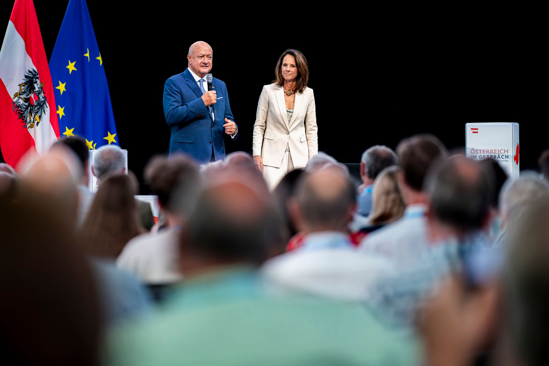 Am 16. Juli 2026 startete Bundeskanzler Christian Stocker (l.) seine Sommertour "&Ouml;sterreich im Gespr&auml;ch" im Haus der Digitalisierung in Tulln. Im Bild mit Moderatorin Vera Russwurm (r.).