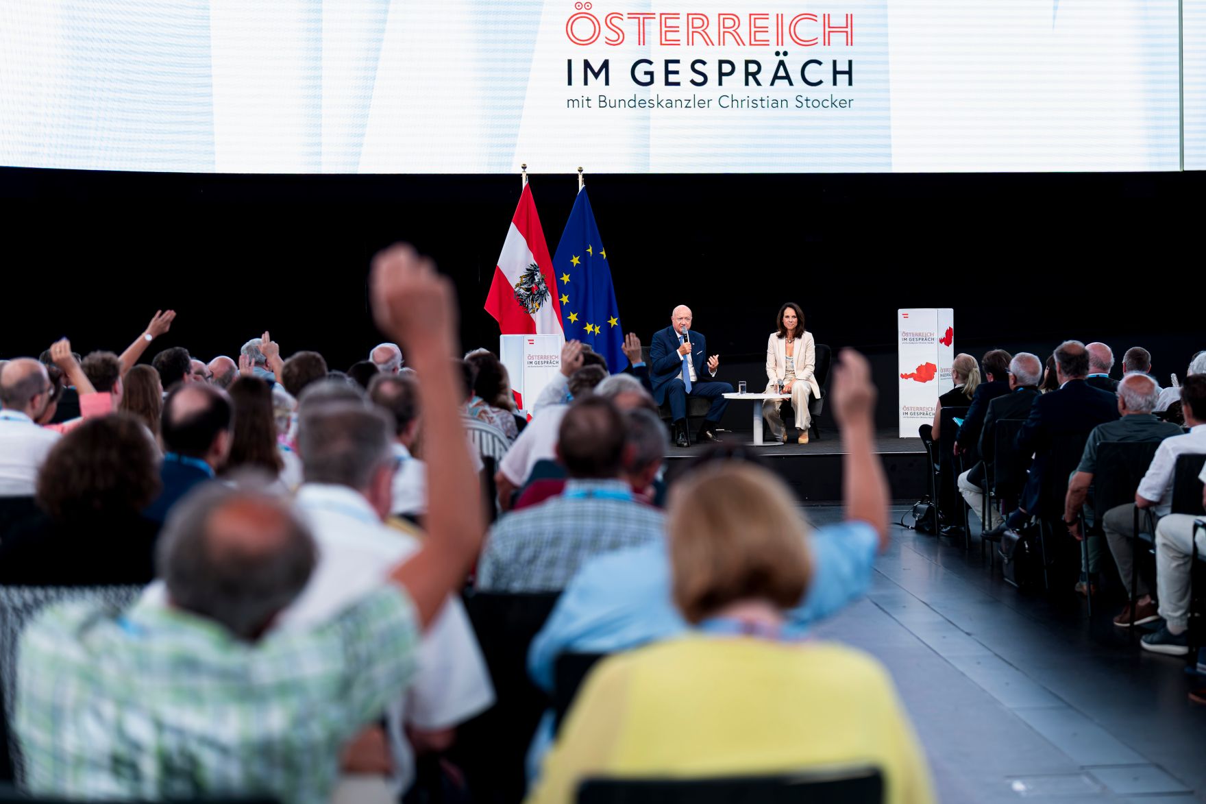 Am 16. Juli 2026 startete Bundeskanzler Christian Stocker seine Sommertour "&Ouml;sterreich im Gespr&auml;ch" im Haus der Digitalisierung in Tulln. Im Bild mit Moderatorin Vera Russwurm.