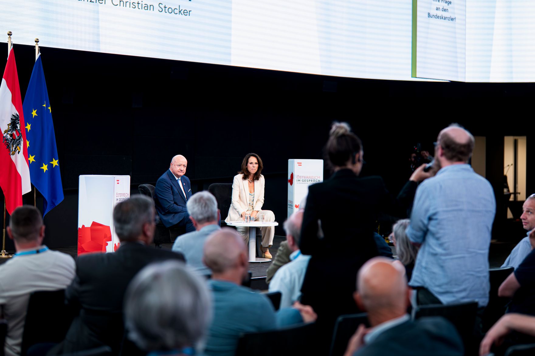 Am 16. Juli 2026 startete Bundeskanzler Christian Stocker seine Sommertour "&Ouml;sterreich im Gespr&auml;ch" im Haus der Digitalisierung in Tulln. Im Bild mit Moderatorin Vera Russwurm.