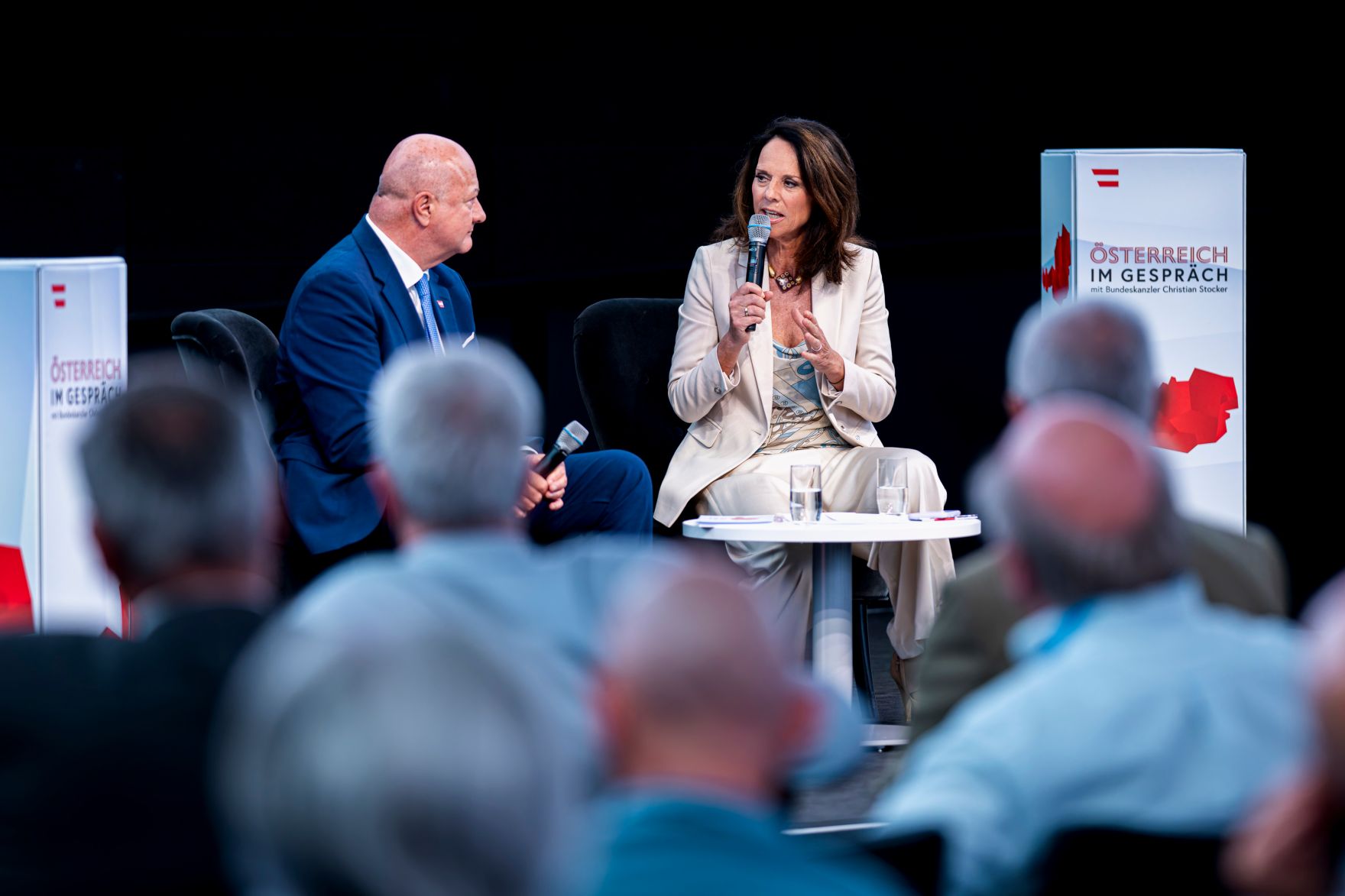 Am 16. Juli 2026 startete Bundeskanzler Christian Stocker (l.) seine Sommertour "&Ouml;sterreich im Gespr&auml;ch" im Haus der Digitalisierung in Tulln. Im Bild mit Moderatorin Vera Russwurm (r.).
